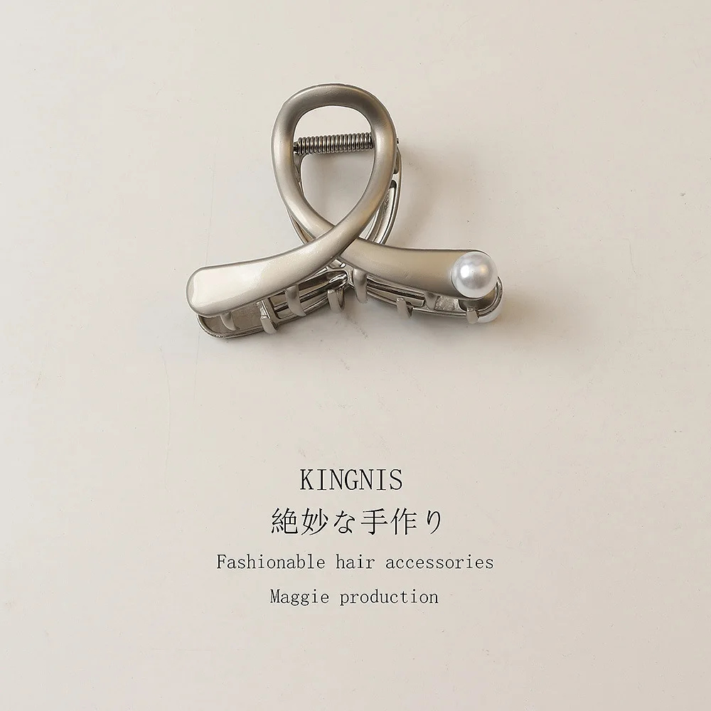 Simple new medium alloy cold wind grab clip female high-end pearl crab clip disc hair shark clip hair accessories female
Simple new medium alloy cold wind grab clip female high-end pearl crab clip disc hair shark clip hair accessories female