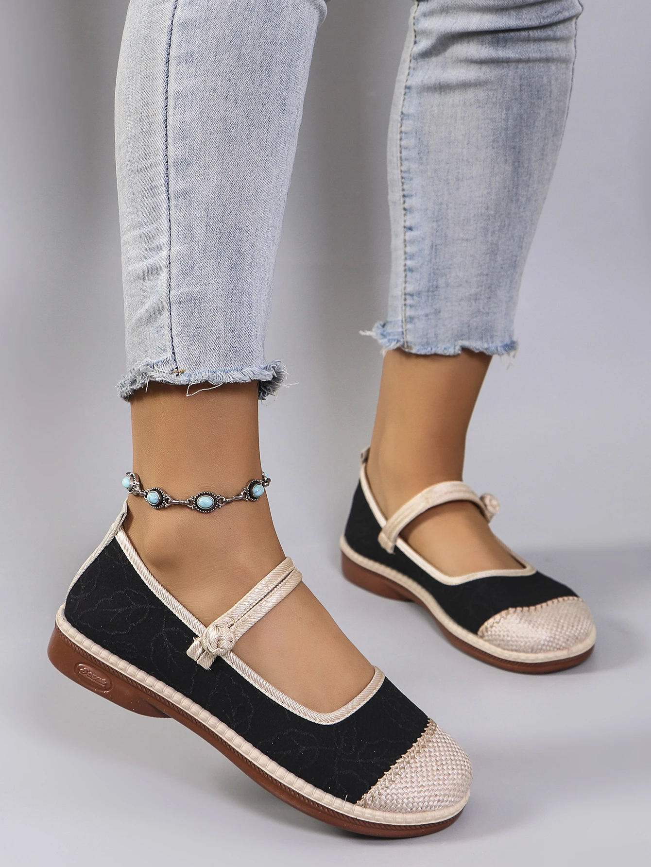 Spring New Women's Casual Sports Shoes Comfortable, Breathable, Lightweight, Wear resistant Lazy Shoes, Soft soled Flat Shoes
Spring New Women's Casual Sports Shoes Comfortable, Breathable, Lightweight, Wear resistant Lazy Shoes, Soft soled Flat Shoes