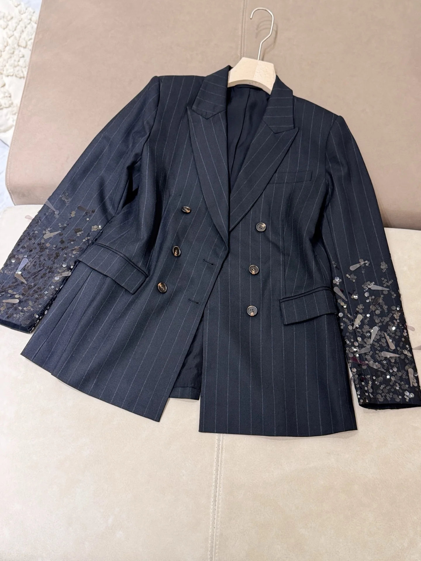 Ladies New High Quality Heavy Duty Striped Wool Suit Luxury Temperament Versatile Cuff Decoration
Ladies New High Quality Heavy Duty Striped Wool Suit Luxury Temperament Versatile Cuff Decoration