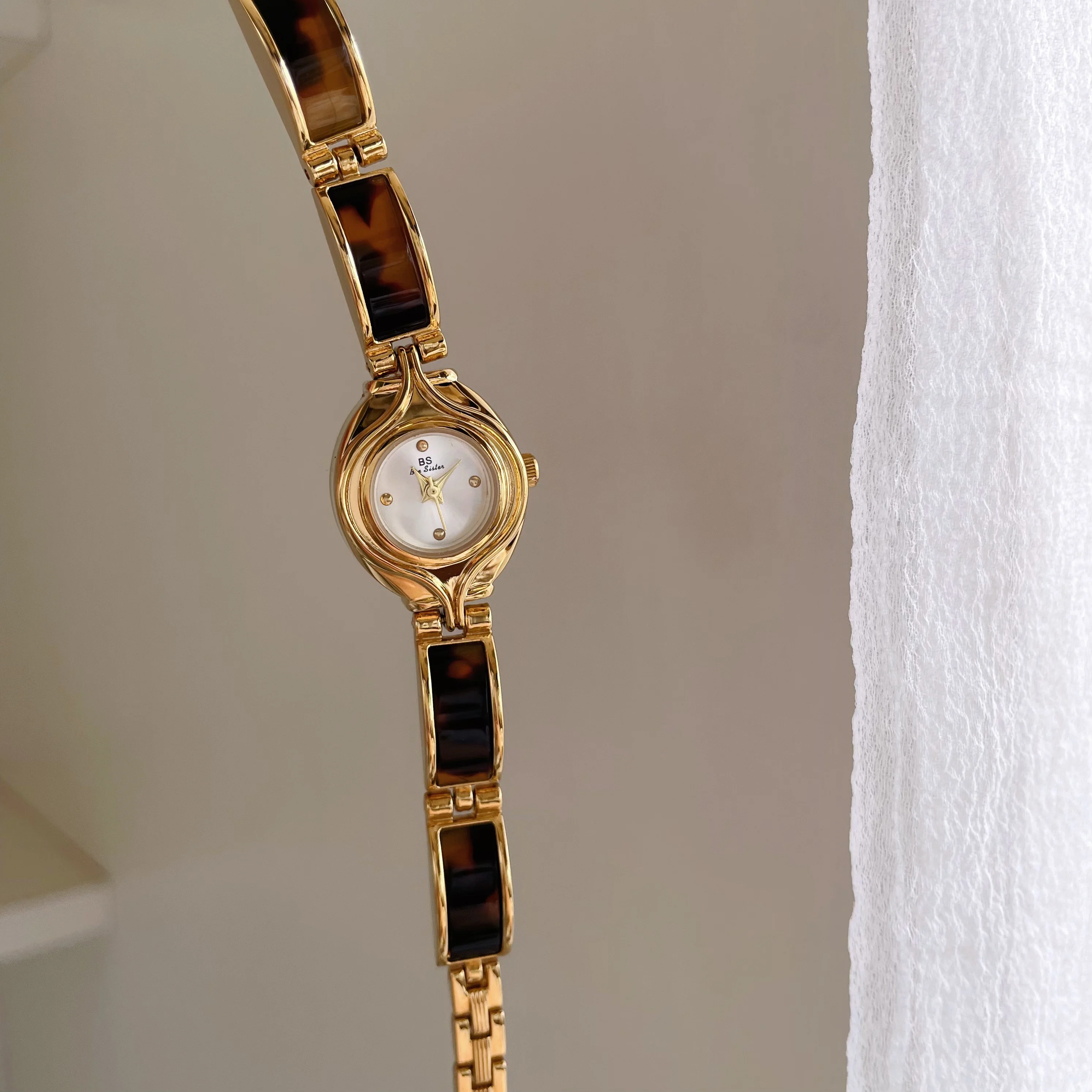 Retro-Style Amber Dial Women'S Watch, Simple And Elegant Fashion Bracelet Style, 2026 New Style, Exquisite Ladies' Wristwatch.
Retro-Style Amber Dial Women'S Watch, Simple And Elegant Fashion Bracelet Style, 2026 New Style, Exquisite Ladies' Wristwatch.