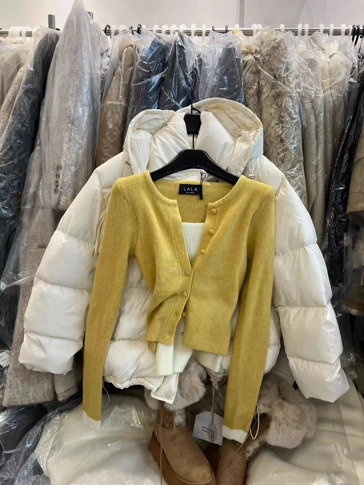 Faionable круглый вязаный кардиган Ne, женский осенне-зимний новый облегающий цвет Blo, искусственная двухсекционная мягкая шерстяная смесь
Faionable круглый вязаный кардиган Ne, женский осенне-зимний новый облегающий цвет Blo, искусственная двухсекционная мягкая шерстяная смесь