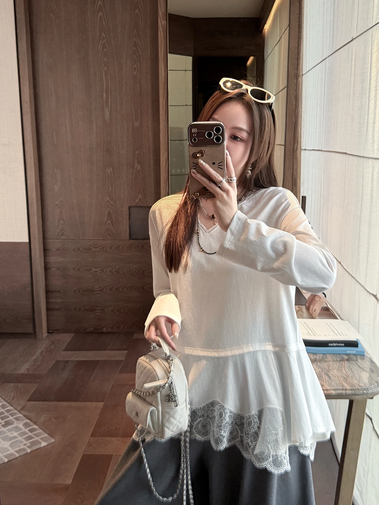 White V-neck Irregular Lace T-shirt by Zhang Sheshi Spring 2026 Commute Style Korean Version Loose Fit Daily Wear
White V-neck Irregular Lace T-shirt by Zhang Sheshi Spring 2026 Commute Style Korean Version Loose Fit Daily Wear