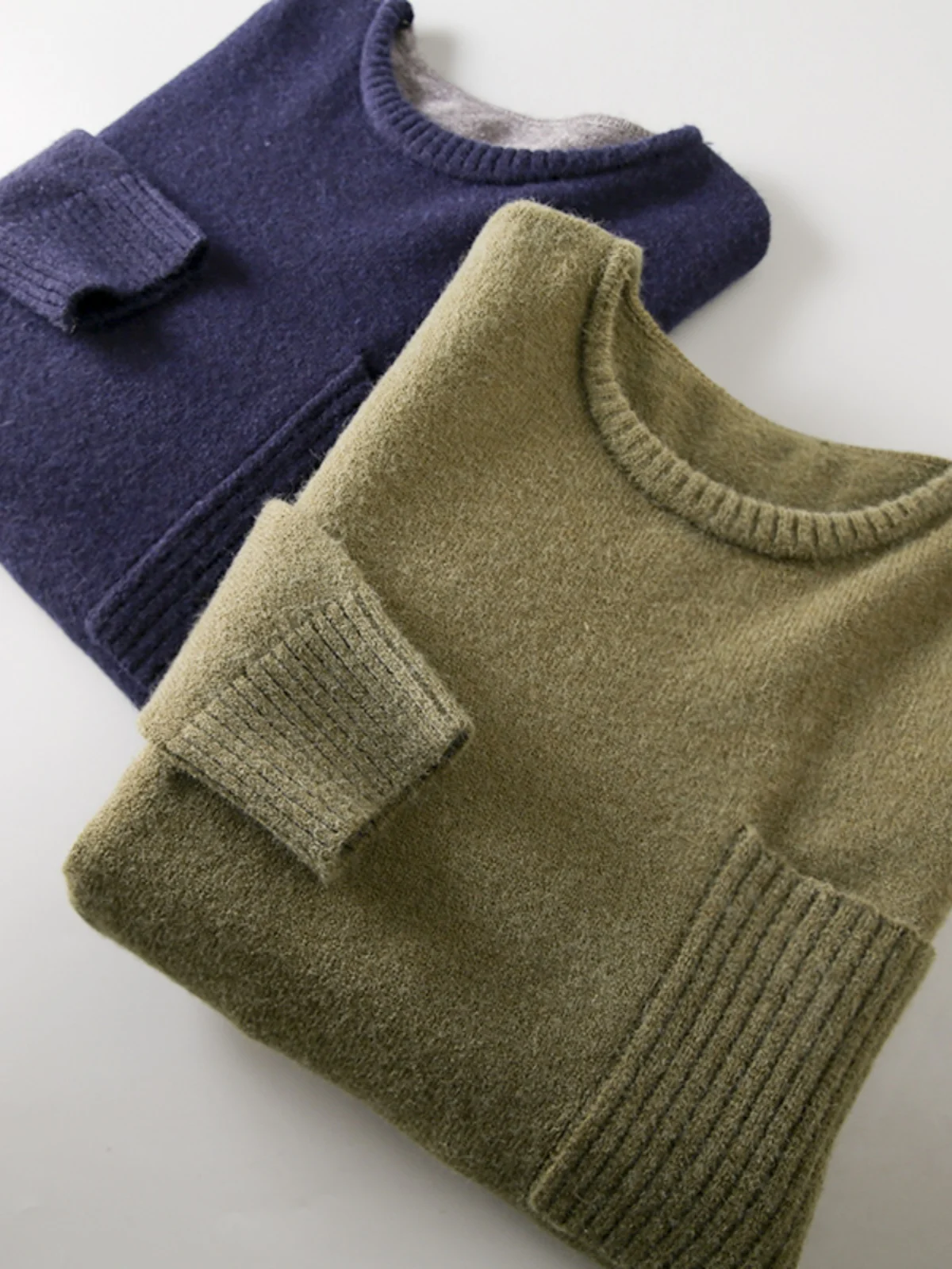 Теплый вязаный свитер мужской, с круглым вырезом, однотонный, осенне-зимний, модный, повседневный, с длинным рукавом, удобный крой
Теплый вязаный свитер мужской, с круглым вырезом, однотонный, осенне-зимний, модный, повседневный, с длинным рукавом, удобный крой