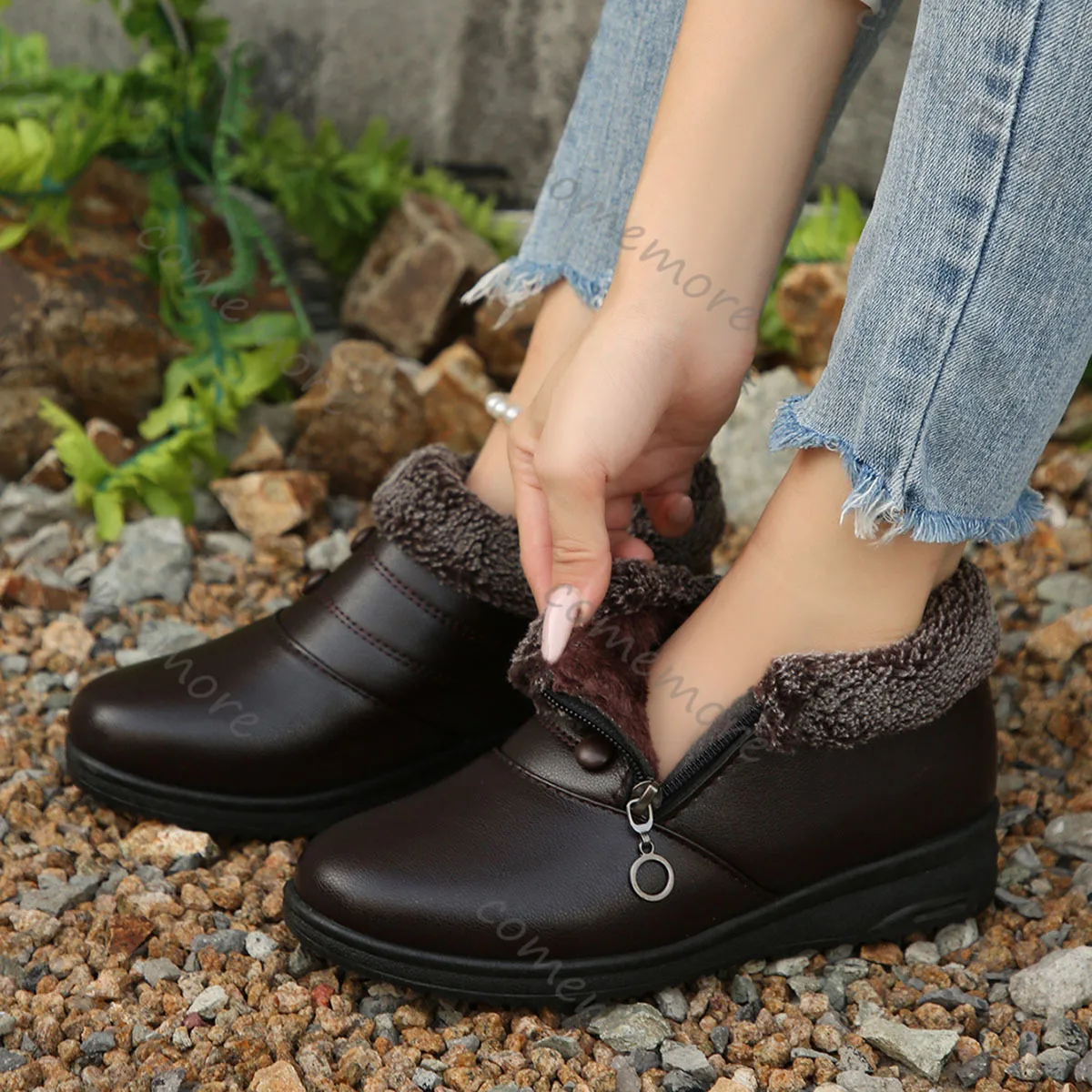 Comemore Ретро однотонные короткие плюшевые зимние ботинки женские 2025 зимние удобные туфли на танкетке для мам винтажные меховые теплые ботинки на мягкой подошве
Comemore Ретро однотонные короткие плюшевые зимние ботинки женские 2025 зимние удобные туфли на танкетке для мам винтажные меховые теплые ботинки на мягкой подошве