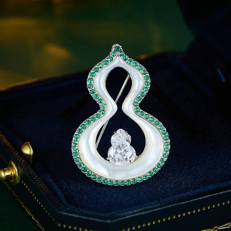 18K Gold Plated Chinese Style Natural Mother Pearl Hulu Brooch for Women Elegant Lapel Pin Cheongsam Gift Jewelry Lucky Blessing
18K Gold Plated Chinese Style Natural Mother Pearl Hulu Brooch for Women Elegant Lapel Pin Cheongsam Gift Jewelry Lucky Blessing