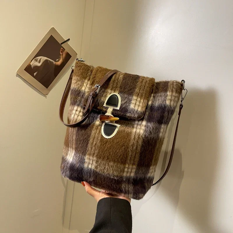 High quality new woolen tote bag, fashionable and versatile, casual style, shoulder bag, large capacity commuting crossbody bag
High quality new woolen tote bag, fashionable and versatile, casual style, shoulder bag, large capacity commuting crossbody bag