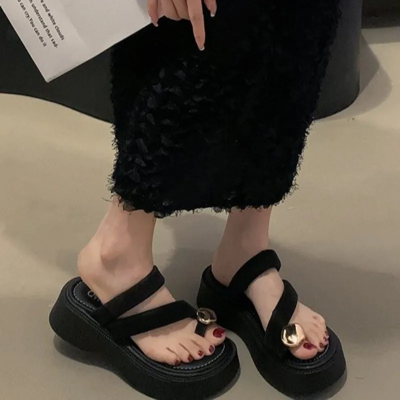 Новинка 2025, модные босоножки на толстом каблуке, женские летние уличные тапочки, черные одинаковые юбки, туфли из микрофибры с резиновой подошвой
Новинка 2025, модные босоножки на толстом каблуке, женские летние уличные тапочки, черные одинаковые юбки, туфли из микрофибры с резиновой подошвой