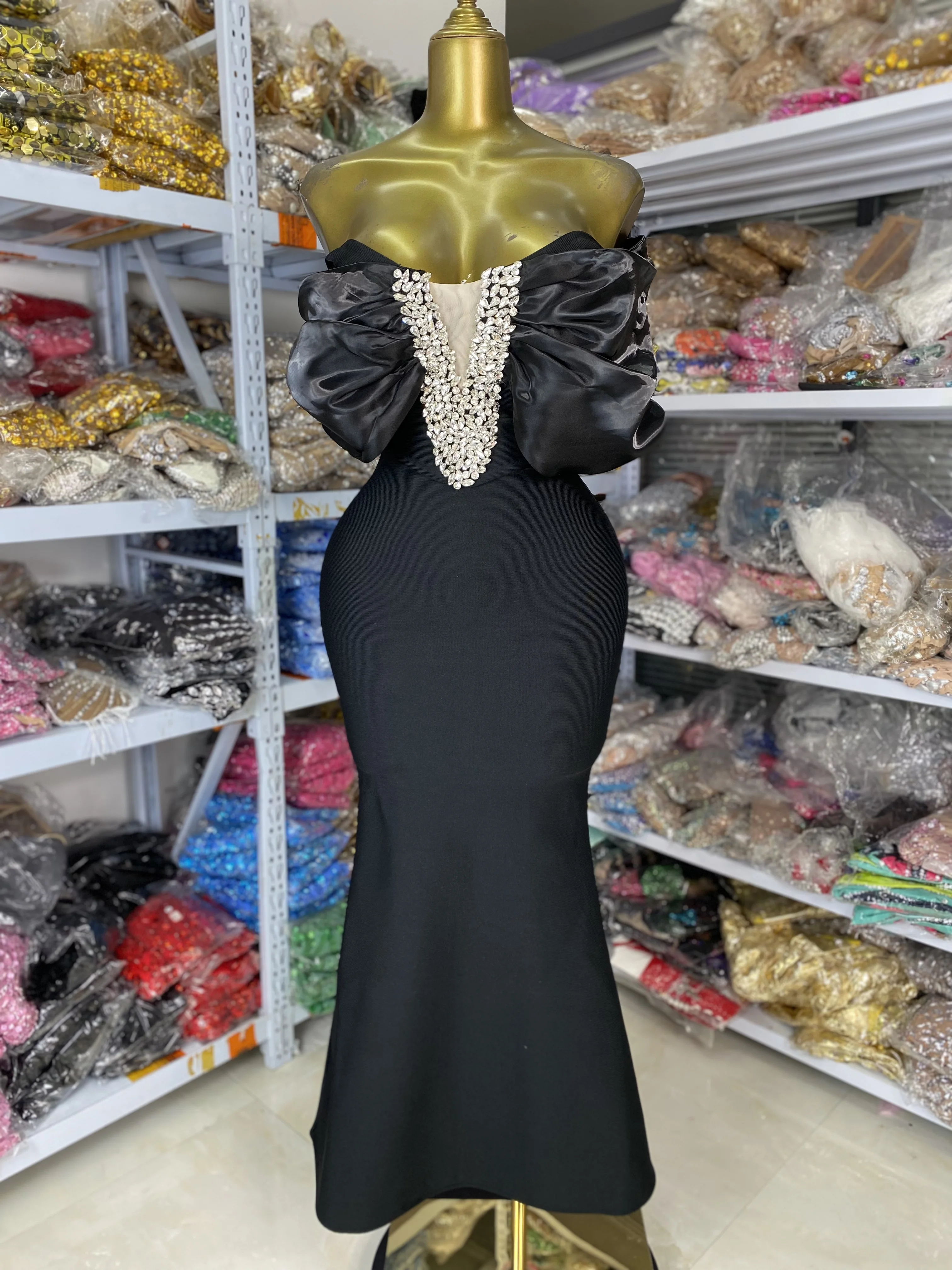 Factory Wholesale Women Black Rhinestones Bandage Dress Elegant Off Shoulder Tulle Inset Mermaid Maxi Long Evening Club Party
Factory Wholesale Women Black Rhinestones Bandage Dress Elegant Off Shoulder Tulle Inset Mermaid Maxi Long Evening Club Party