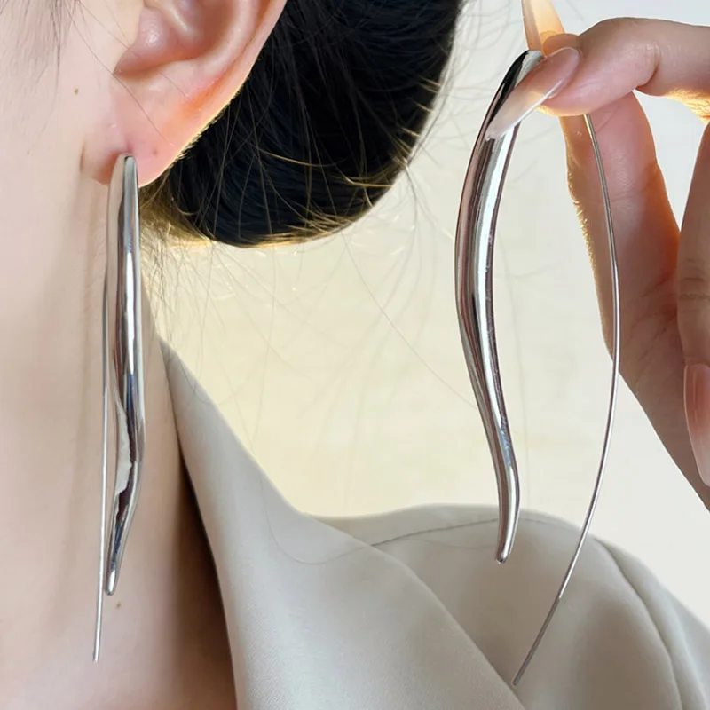 Bobokiki Jewelry New Fashion Streamlined Titanium Steel Luxurious Retro Silver Needle Exaggerated Long Earrings.
Bobokiki Jewelry New Fashion Streamlined Titanium Steel Luxurious Retro Silver Needle Exaggerated Long Earrings.