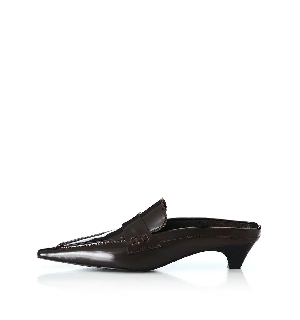ALIAS MAE Women’s Low Heel Pointed Toe Backless Mules Italian Genuine Leather Chic Half-Covered Slippers for Daily Wear
ALIAS MAE Women’s Low Heel Pointed Toe Backless Mules Italian Genuine Leather Chic Half-Covered Slippers for Daily Wear