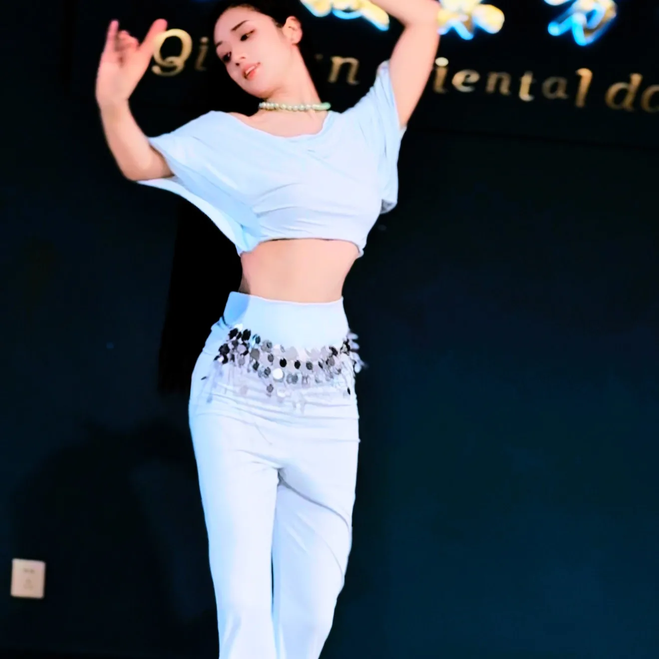 Belly dance performance costume 2026 New off shoulder top+high waisted pants set Oriental dance professional practice outfit
Belly dance performance costume 2026 New off shoulder top+high waisted pants set Oriental dance professional practice outfit