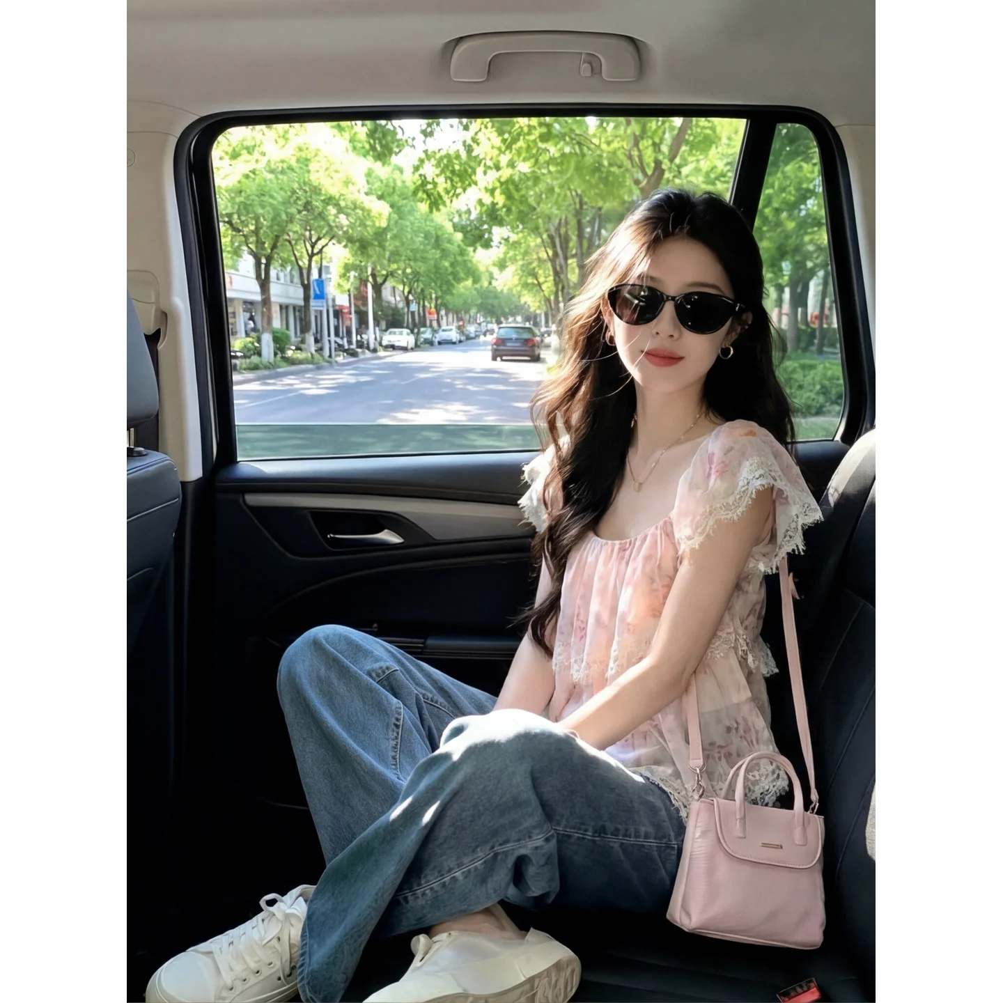 Pink Lace Splicing Chiffon Top Women Summer New Unique Beautiful Lace Cake Gauze Fly Short Sleeve Shirt Square Collar
Pink Lace Splicing Chiffon Top Women Summer New Unique Beautiful Lace Cake Gauze Fly Short Sleeve Shirt Square Collar