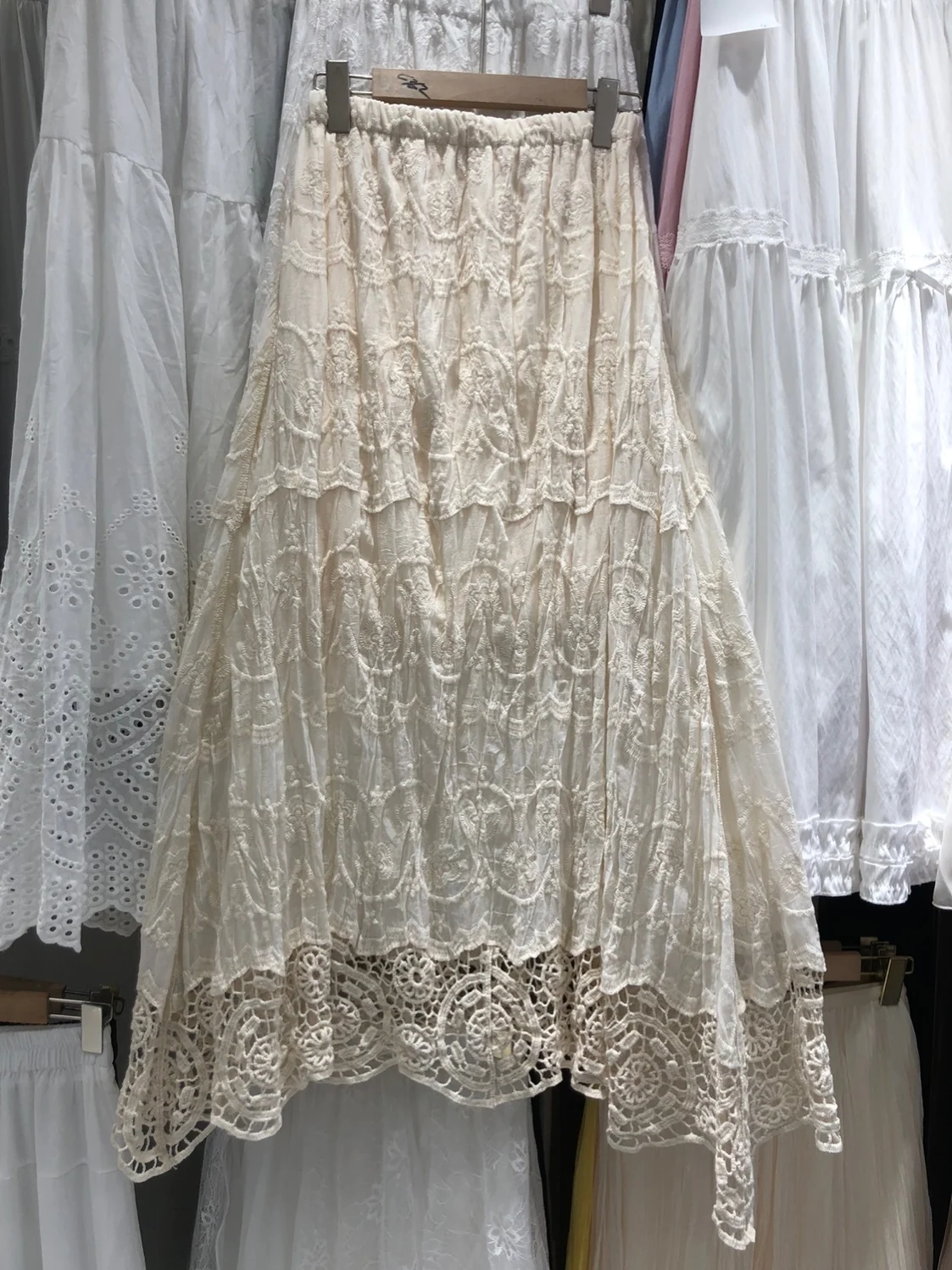 Retro n Holiday Sle Heavy Embroidery A-Line Maxi Skirt Lace Trim f-length Skirts for Women High Waist Polyester F...
Retro n Holiday Sle Heavy Embroidery A-Line Maxi Skirt Lace Trim f-length Skirts for Women High Waist Polyester F...