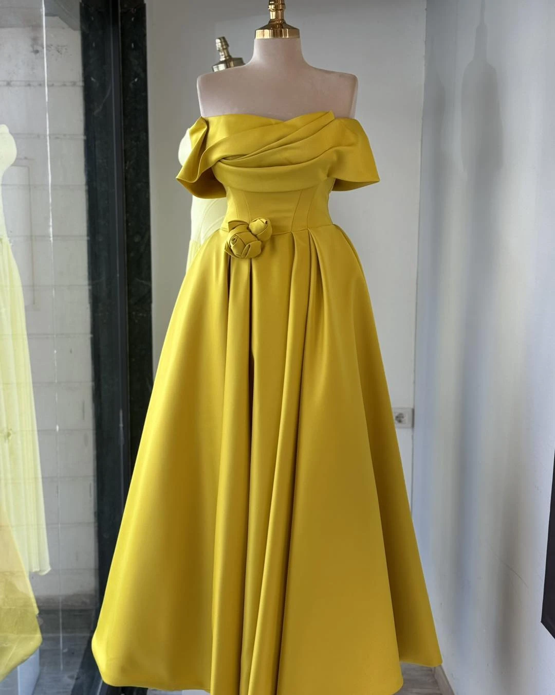 Aura Custom Made Saudi Women's Evening Dress 2026 Woman Card Shoulder A Word Satin Royal Blue Prom Dresses Luxury Crystal Party
Aura Custom Made Saudi Women's Evening Dress 2026 Woman Card Shoulder A Word Satin Royal Blue Prom Dresses Luxury Crystal Party