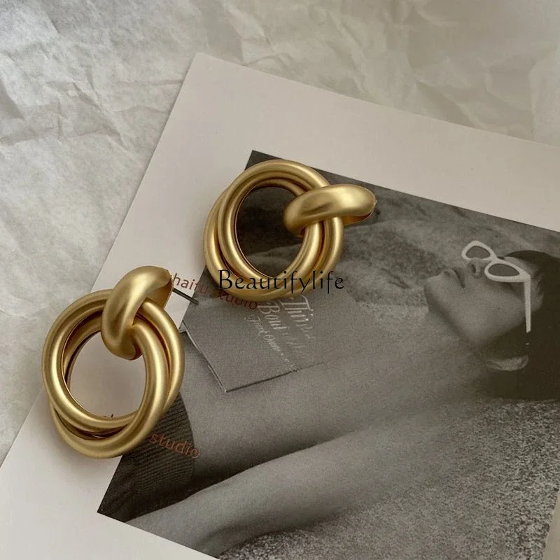 Korean simple earrings women's niche temperament fashion cold style earrings
Korean simple earrings women's niche temperament fashion cold style earrings