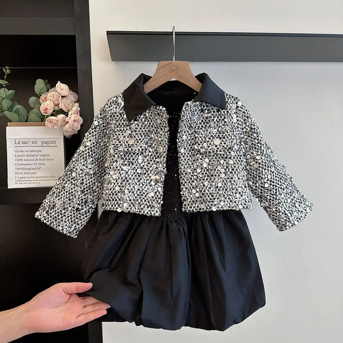 Sequined Coat + Black Dress Princess Elegant Suits Girl 2-7T Retail New Baby Girls Fashion Dress Sets
Sequined Coat + Black Dress Princess Elegant Suits Girl 2-7T Retail New Baby Girls Fashion Dress Sets