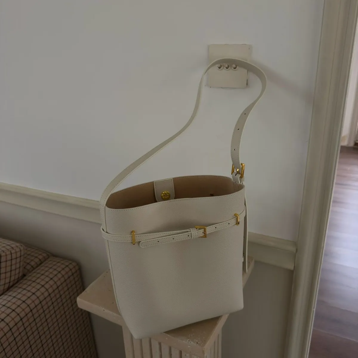 FIRMRANCH 2026 Fashion Minimalist Style Niche Design Bucket Women's Shoulder Crossbody Bag Commuting Versatile Cowhide Purse
FIRMRANCH 2026 Fashion Minimalist Style Niche Design Bucket Women's Shoulder Crossbody Bag Commuting Versatile Cowhide Purse