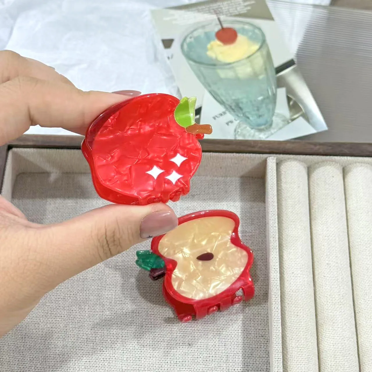 2025 NEW Simulated Fruit Series Red Apple Hair Claw Acrylic Claw Clips Summer Trendy Hair Clips Hair Accessories for Women Girls
2025 NEW Simulated Fruit Series Red Apple Hair Claw Acrylic Claw Clips Summer Trendy Hair Clips Hair Accessories for Women Girls