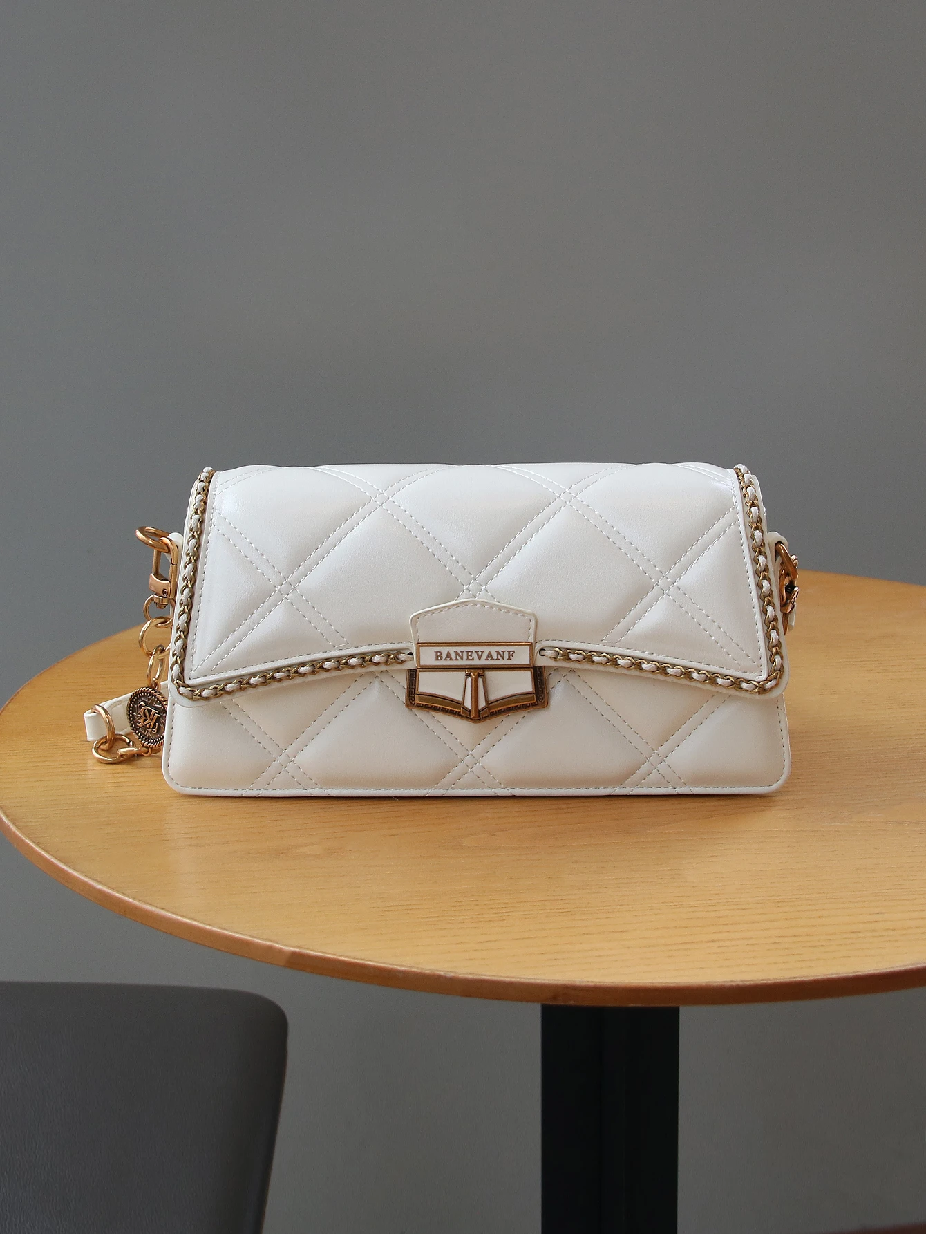 2026 fashion new luxury high sense shoulder bag ladies elegant rhombic embroidery thread heavy industry buckle design temperamen
2026 fashion new luxury high sense shoulder bag ladies elegant rhombic embroidery thread heavy industry buckle design temperamen