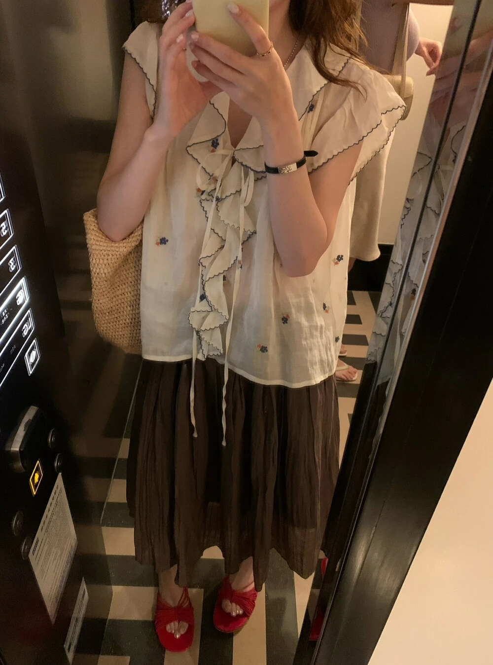 Kumikumi French Style Heavy Embroidery Apricot Short Sleeve Loose Women's Shirt Versatile Chic Top for Summer Fashion
Kumikumi French Style Heavy Embroidery Apricot Short Sleeve Loose Women's Shirt Versatile Chic Top for Summer Fashion