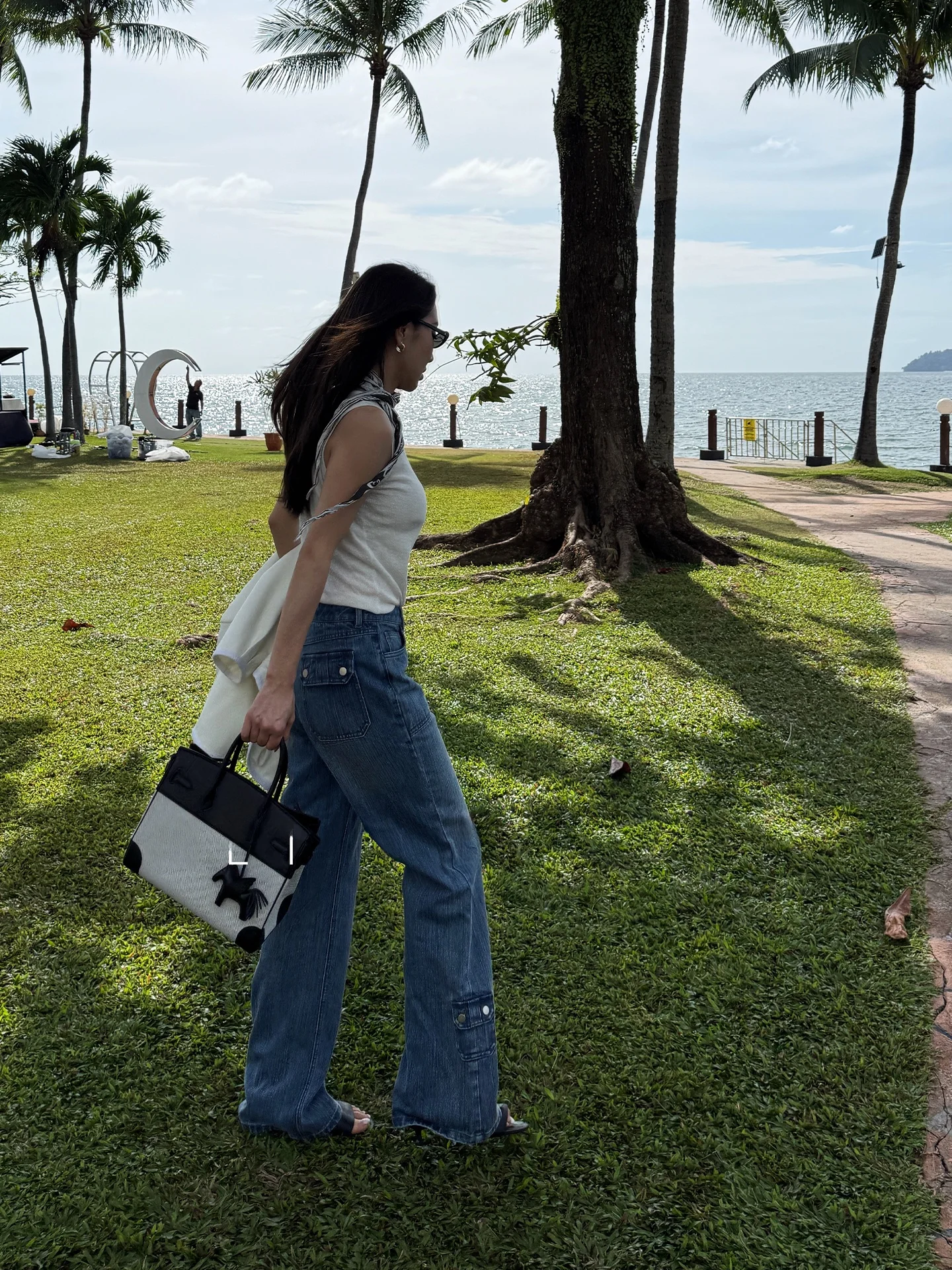 LiHuiEr American Retro Light Luxury Bell Bottom Blue Jeans Women's Spring Fashionable Micro Flared Pants High Waist Cotton Denim
LiHuiEr American Retro Light Luxury Bell Bottom Blue Jeans Women's Spring Fashionable Micro Flared Pants High Waist Cotton Denim