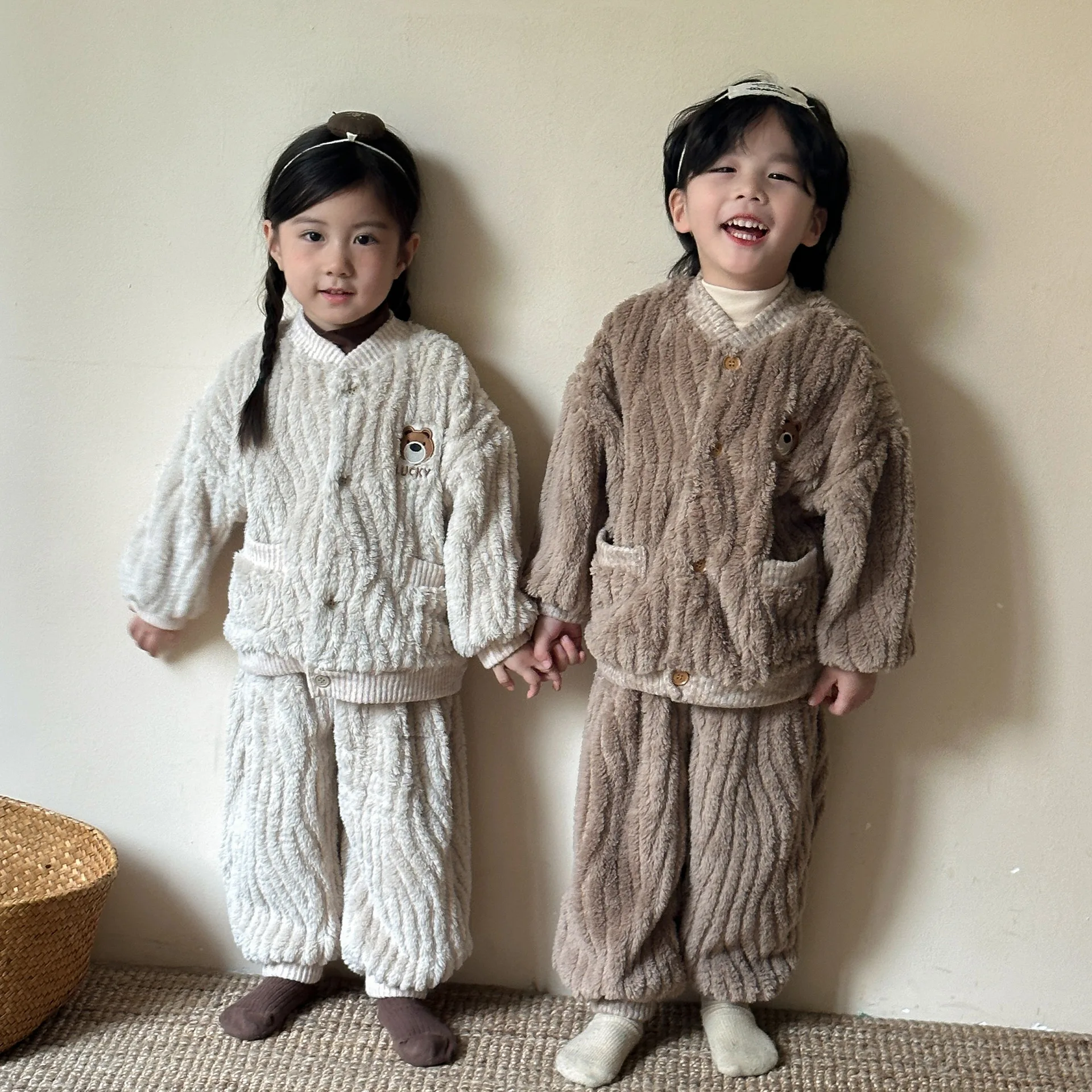 2024 Autumn and Winter Kids Sleepwear Girls and Babies Thick Long Comfortable Leisure Set Coral Fleece Home Clothes Boutique
2024 Autumn and Winter Kids Sleepwear Girls and Babies Thick Long Comfortable Leisure Set Coral Fleece Home Clothes Boutique