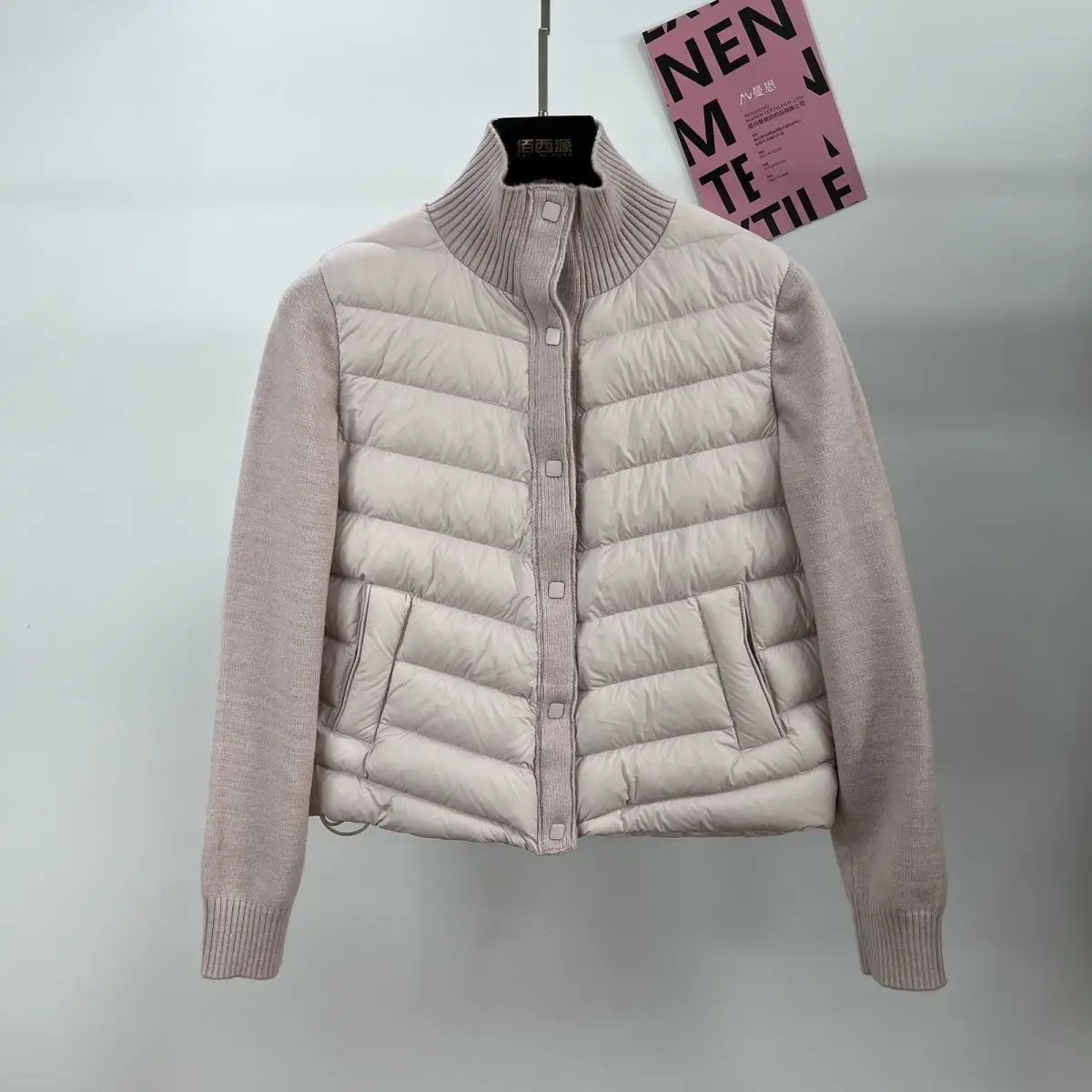 2026 Fashion Spring and Autumn New Women's Down Jacket Commuter Splicing Knitted Stand Collar Windproof Short Jacket
2026 Fashion Spring and Autumn New Women's Down Jacket Commuter Splicing Knitted Stand Collar Windproof Short Jacket