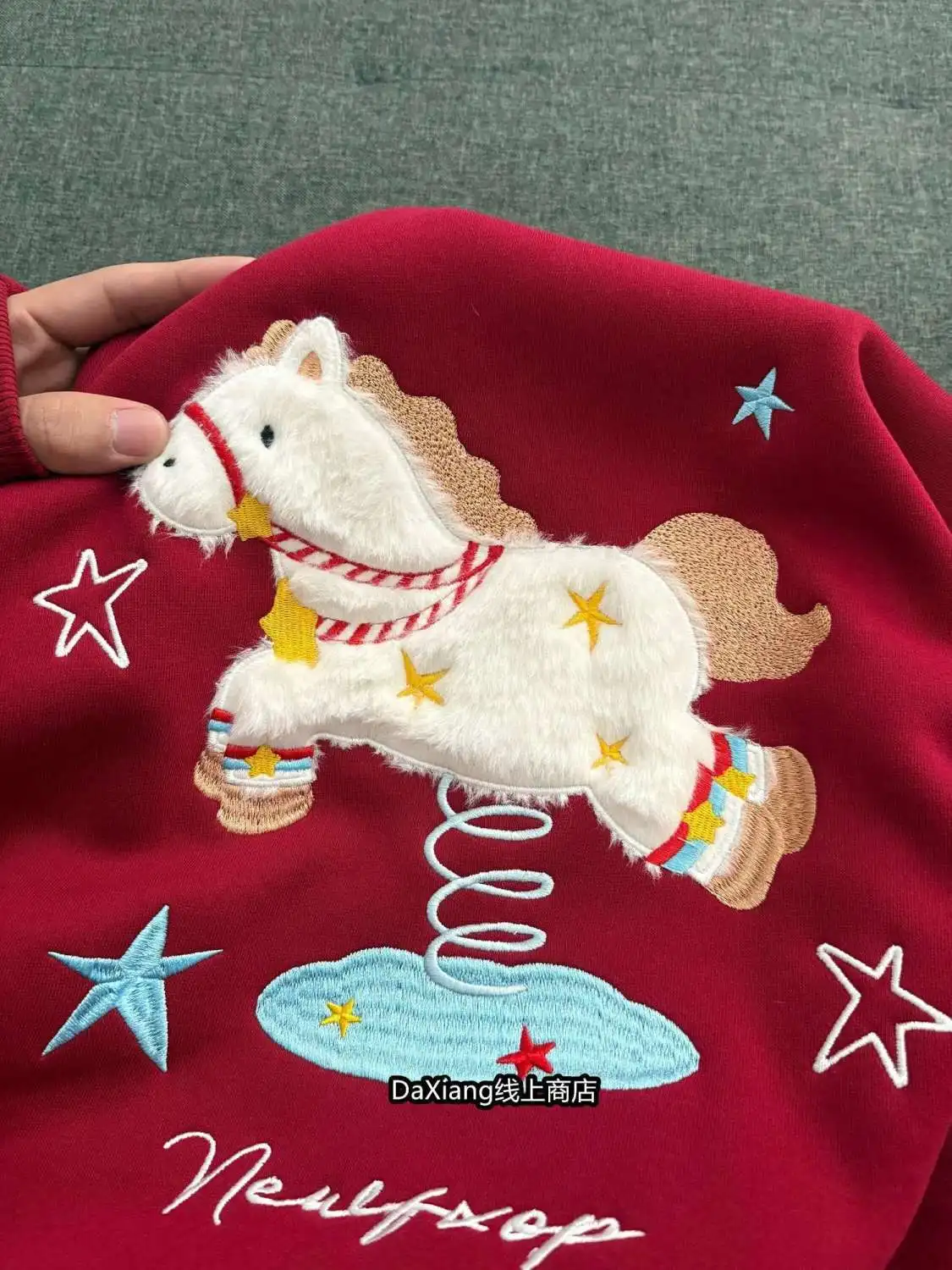 Теплый флисовый зимний свитшот для девочек с милой вышивкой в виде карусельной лошадки, повседневный, оверсайз, в стиле Харадзюку
Теплый флисовый зимний свитшот для девочек с милой вышивкой в виде карусельной лошадки, повседневный, оверсайз, в стиле Харадзюку