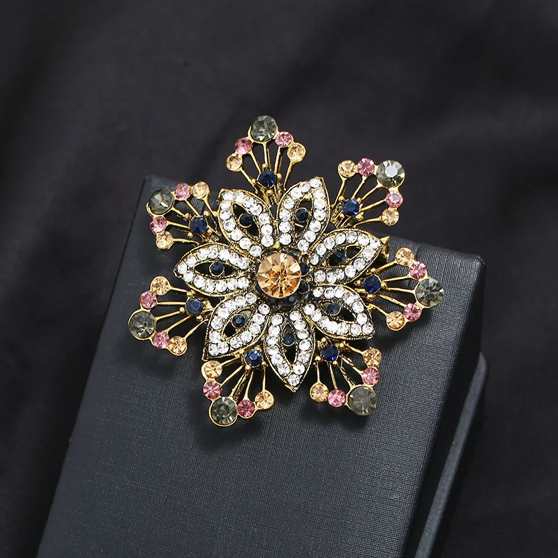 SKEDS Vintage Women Girls Fashion Classic Star Crystal Brooches Pins Party Banquet Elegant Rhinestone Snowflakes Badges Corsages
SKEDS Vintage Women Girls Fashion Classic Star Crystal Brooches Pins Party Banquet Elegant Rhinestone Snowflakes Badges Corsages