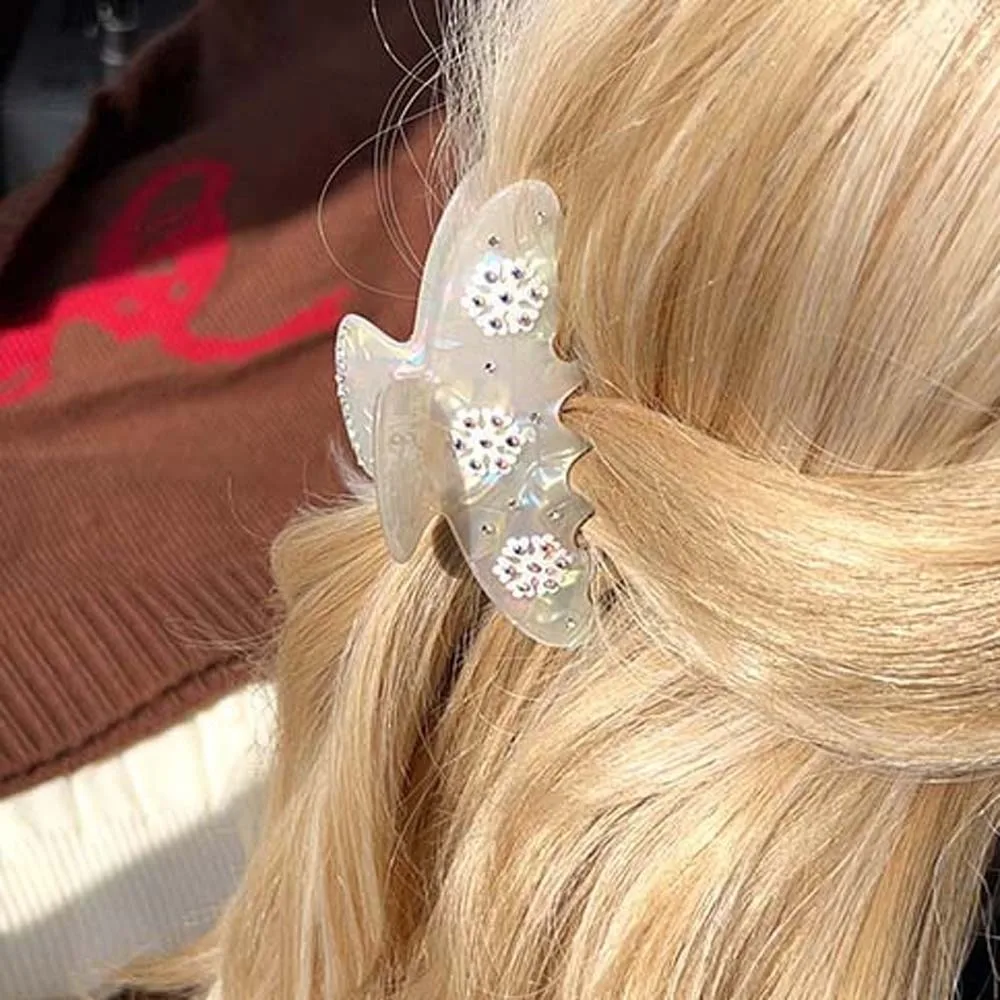 Contrast Color Snowflake Shark Clip Elegant Rhinestone Iridescent Hair Claw 10CM Korean Style Acrylic Hair Claw Female
Contrast Color Snowflake Shark Clip Elegant Rhinestone Iridescent Hair Claw 10CM Korean Style Acrylic Hair Claw Female