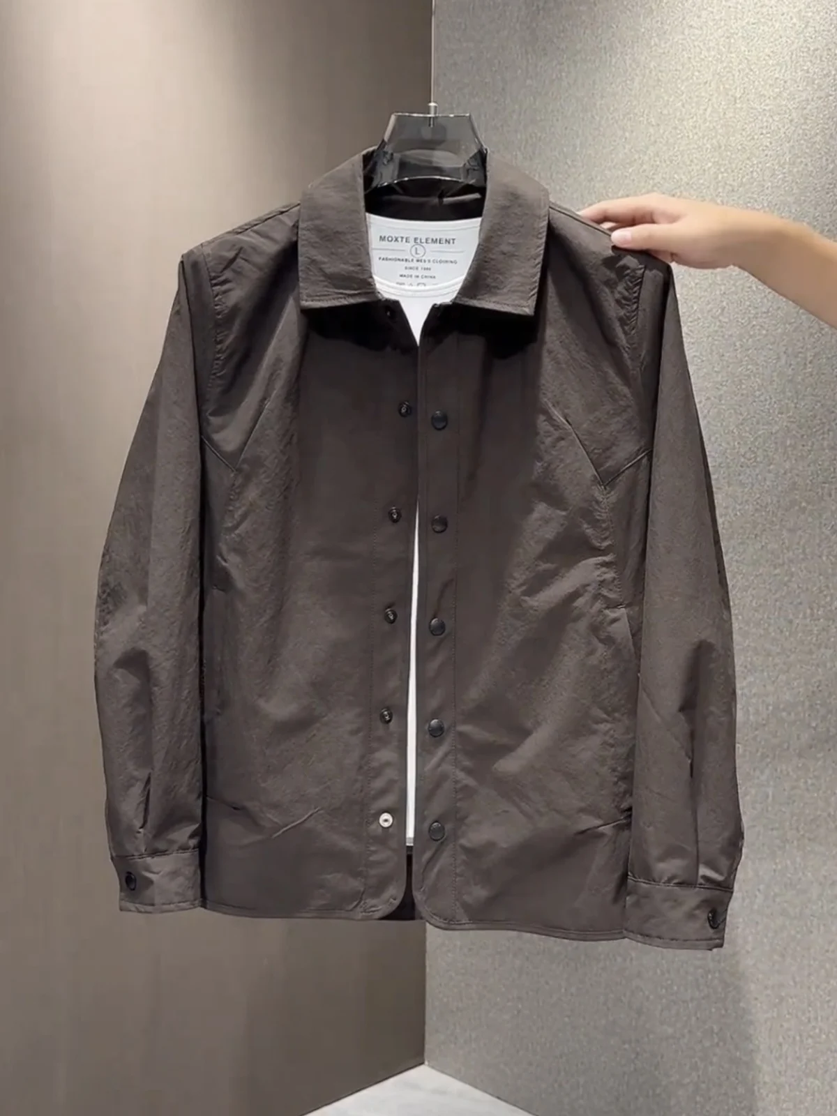 Осенняя мода, повседневная мужская куртка на молнии с воротником, рабочая одежда из полиэстера, длинная дышащая верхняя одежда
Осенняя мода, повседневная мужская куртка на молнии с воротником, рабочая одежда из полиэстера, длинная дышащая верхняя одежда