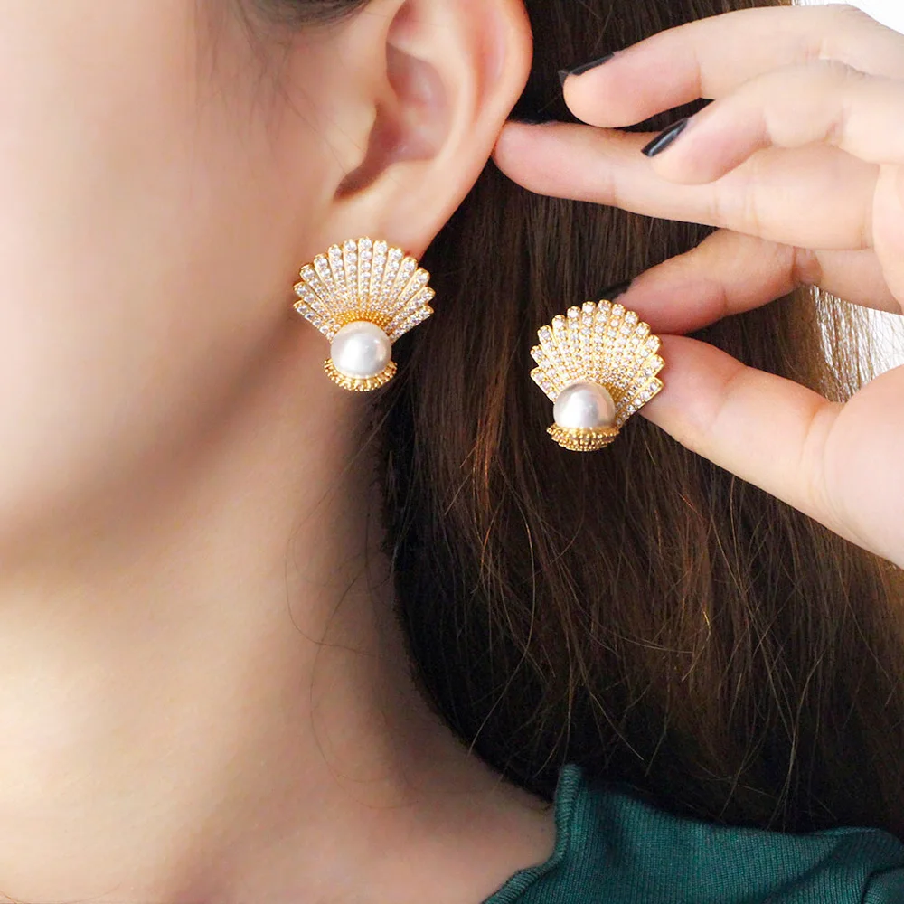 Pera Precious Shell Shape CZ with Imitation Pearl Gold Color Stud Earrings for Women Engagement Jewelry Boucles d'oreilles E963
Pera Precious Shell Shape CZ with Imitation Pearl Gold Color Stud Earrings for Women Engagement Jewelry Boucles d'oreilles E963