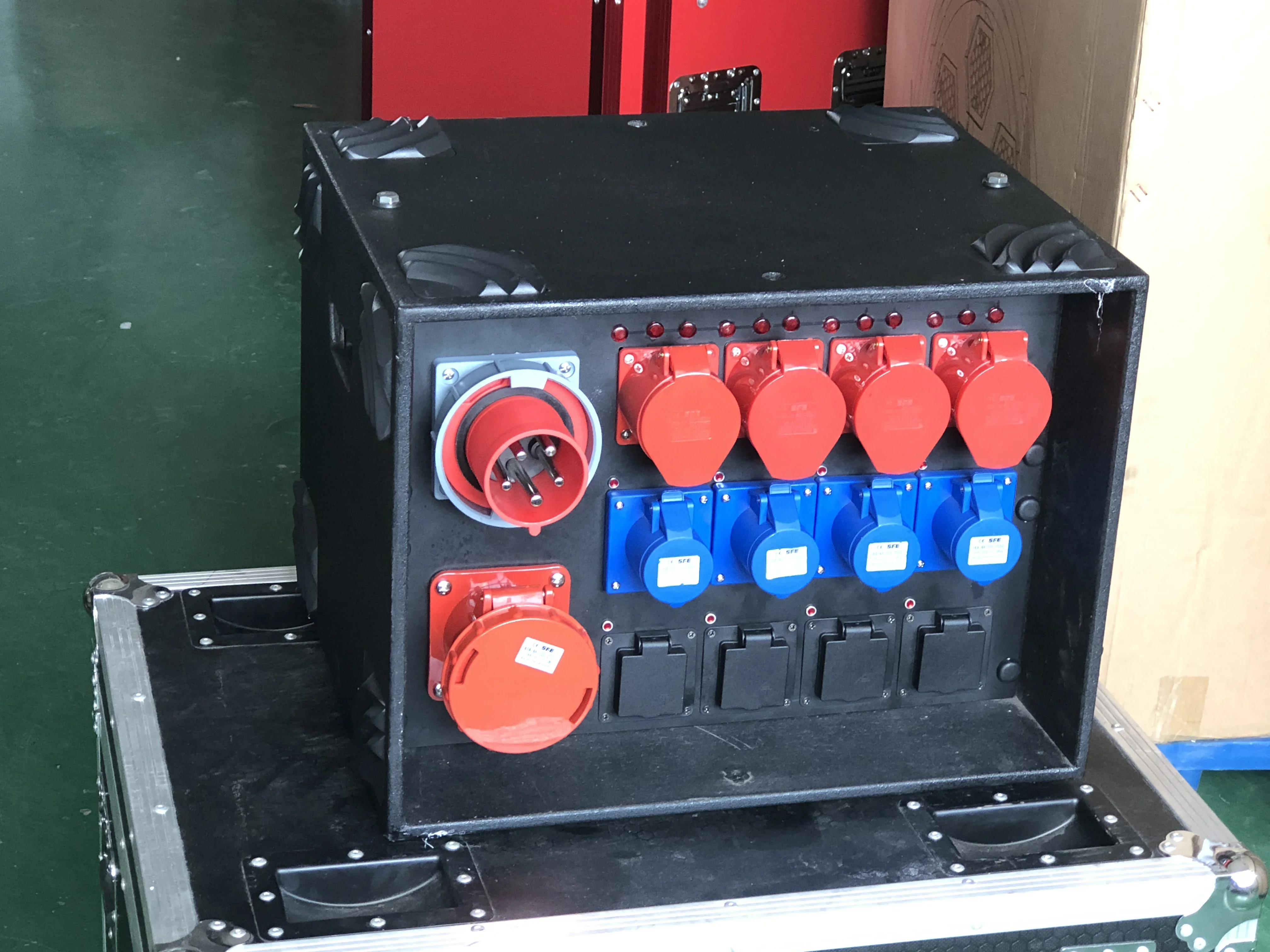 CEE Power Rock Водонепроницаемая 3-контактная выходная розетка CEE Распределение IP44
CEE Power Rock Водонепроницаемая 3-контактная выходная розетка CEE Распределение IP44