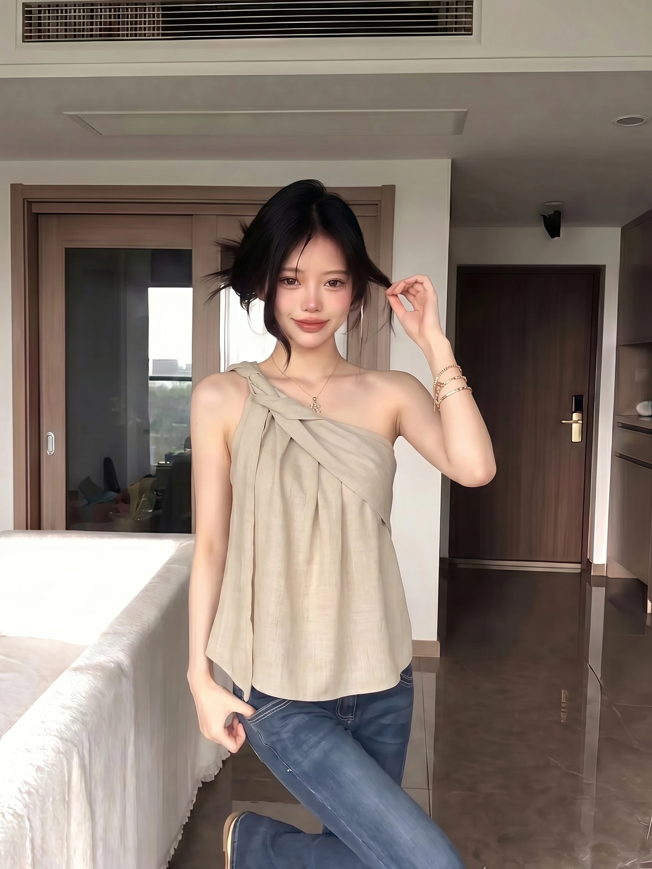 Korean Style Khaki Off-Shoulder Knot Design Loose Slimming Women's Top Spring 2026 New Fashion Casual Breathable Inner Wear
Korean Style Khaki Off-Shoulder Knot Design Loose Slimming Women's Top Spring 2026 New Fashion Casual Breathable Inner Wear