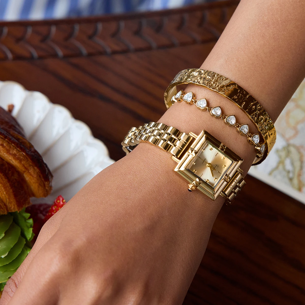 AIKOER Fashion Heart Shaped Zircon Bracelet Square Geometric Watch Hammer Pattern Wide Face Bracelet Women's Accessories Party G 
AIKOER Fashion Heart Shaped Zircon Bracelet Square Geometric Watch Hammer Pattern Wide Face Bracelet Women's Accessories Party G