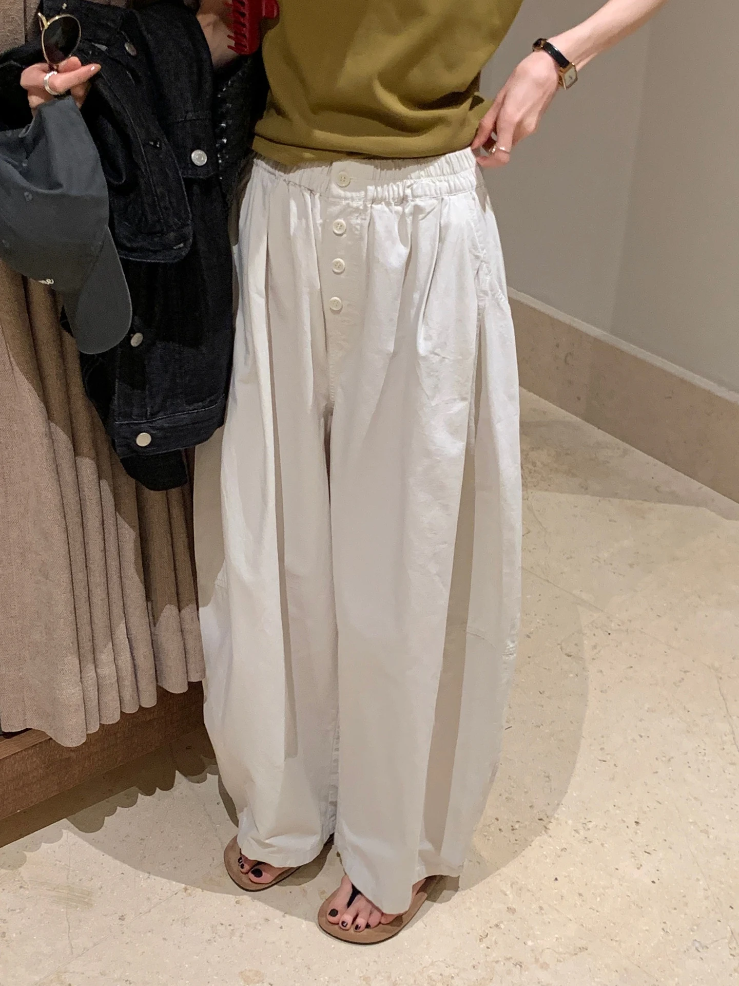 BRIVIN Korean Style Wide Leg Pants Women's Elastic Waist Balloon Pants Multi-Button Design Casual Trousers in Beige Color
BRIVIN Korean Style Wide Leg Pants Women's Elastic Waist Balloon Pants Multi-Button Design Casual Trousers in Beige Color