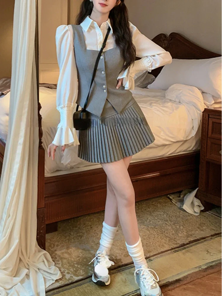 Осень 2023, комплект из 3 предметов Kpop, белые блузки + юбки с запахом на бедрах и высокой талией + шикарный жилет, японские модные костюмы, шикарные 
Осень 2023, комплект из 3 предметов Kpop, белые блузки + юбки с запахом на бедрах и высокой талией + шикарный жилет, японские модные костюмы, шикарные