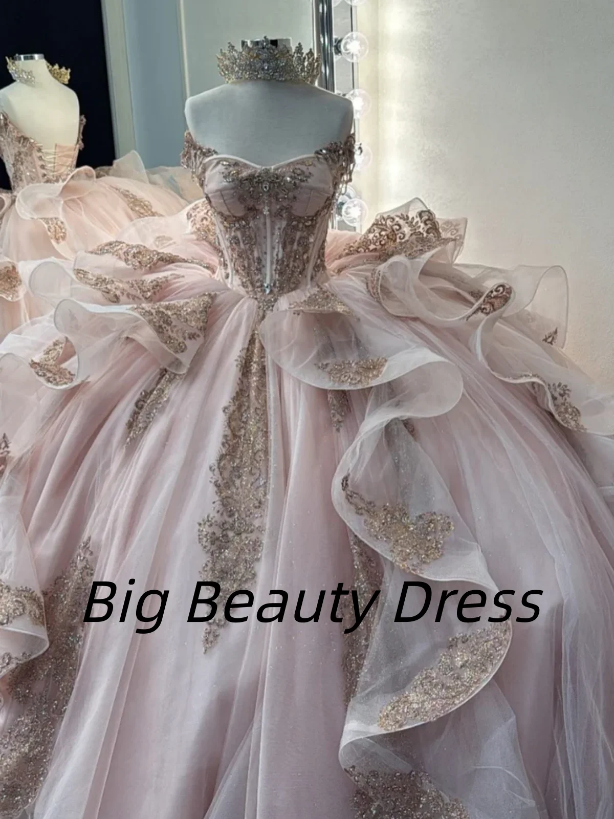 Customized Pink Quinceanera Dresses Off Shoulder Sleeveless Beaded Sequins Appliques Ruffles Ball Gown Vestidos de 15 quinceañe
Customized Pink Quinceanera Dresses Off Shoulder Sleeveless Beaded Sequins Appliques Ruffles Ball Gown Vestidos de 15 quinceañe