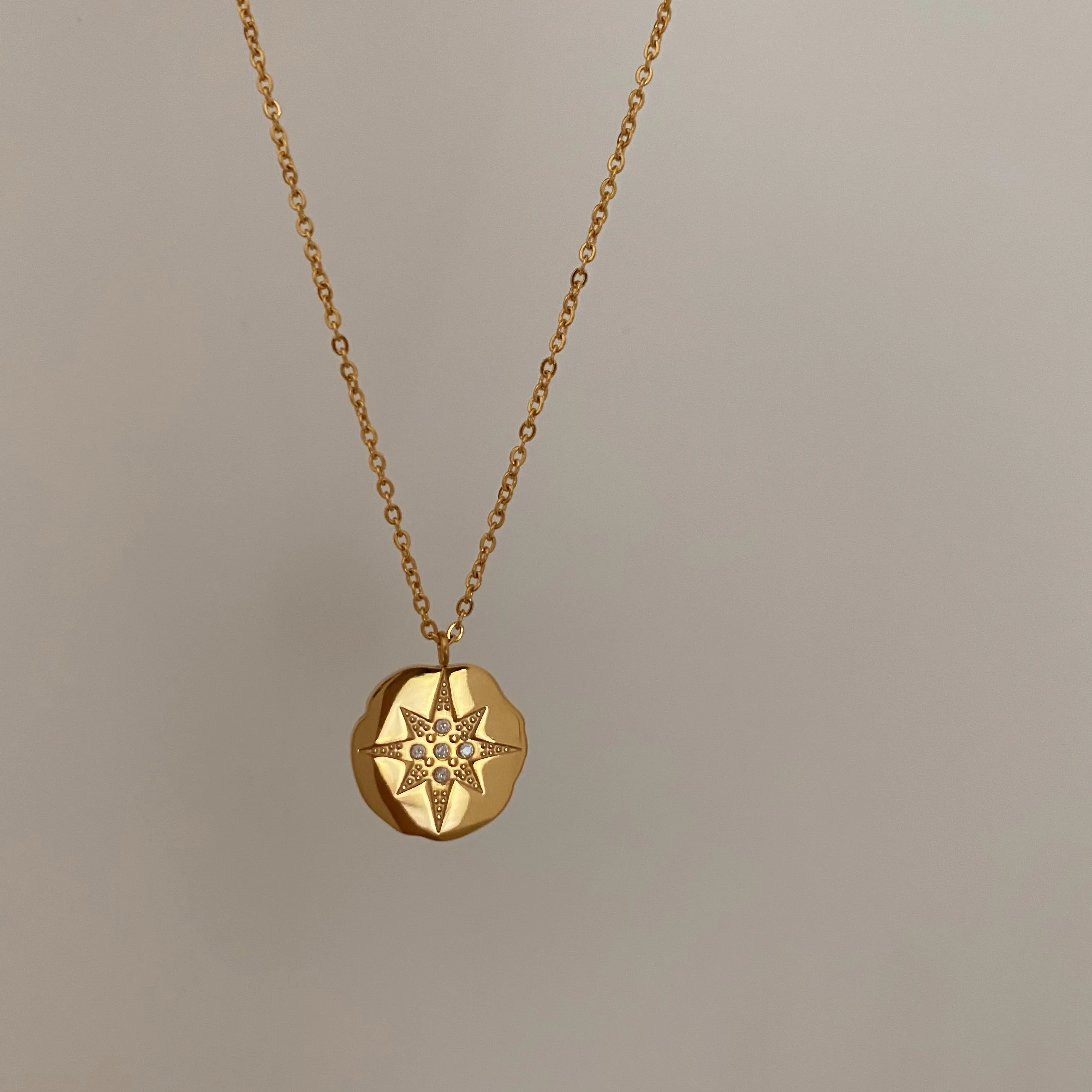 Ожерелье-чокер из титана и 18-каратного золота с цирконами и звездочками, женское ожерелье из нержавеющей стали 361L, бижутерия, подиумное плат...
Ожерелье-чокер из титана и 18-каратного золота с цирконами и звездочками, женское ожерелье из нержавеющей стали 361L, бижутерия, подиумное плат...