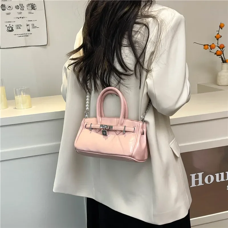 Luxury Minimalist Leather Shopper Bag - Trendy Crossbody Messenger With Vintage Paris Lettering, Elegant Women's Large Capacity
Luxury Minimalist Leather Shopper Bag - Trendy Crossbody Messenger With Vintage Paris Lettering, Elegant Women's Large Capacity
