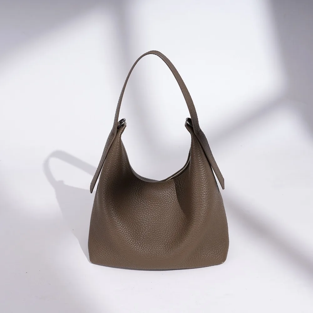 2026 Classic Commuter Leather Portable Vegetable Basket Versatile Fashion Simple Underarm Bag Niche Design Messenger Versatile
2026 Classic Commuter Leather Portable Vegetable Basket Versatile Fashion Simple Underarm Bag Niche Design Messenger Versatile