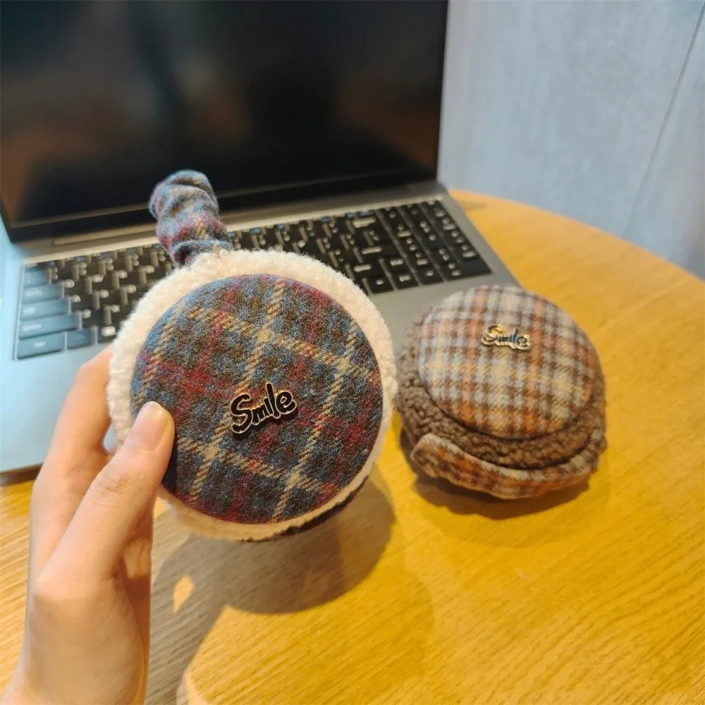 Модные зимние наушники в клетку в стиле ретро, складные наушники с буквенной этикеткой, грелки для ушей, толстые, защита от холода, складные наушники для мужчин
Модные зимние наушники в клетку в стиле ретро, складные наушники с буквенной этикеткой, грелки для ушей, толстые, защита от холода, складные наушники для мужчин