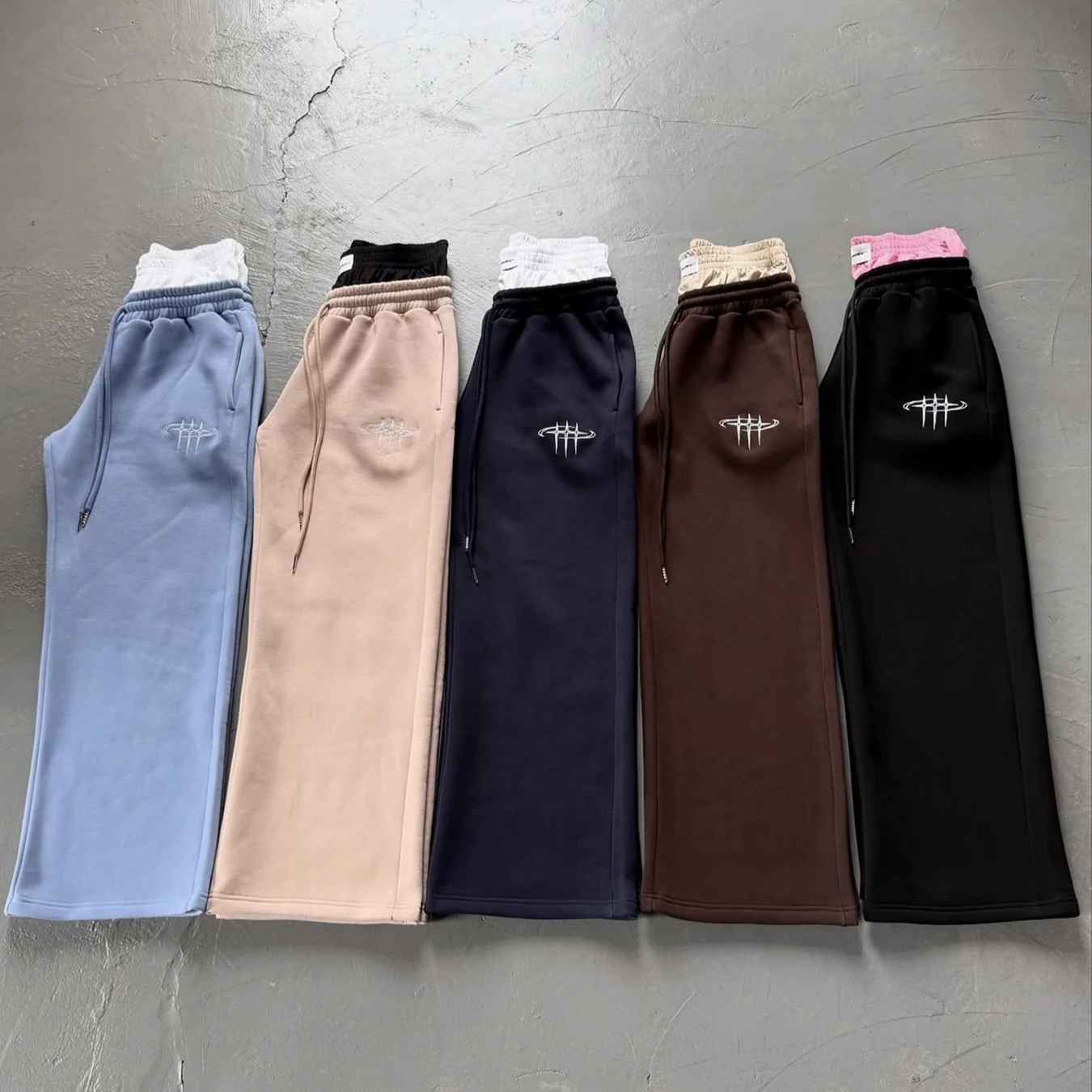 Y2K Harajuku, свободные уличные брюки с двойной талией и вышивкой, 2025 г., новые европейские и американские брюки для пар
Y2K Harajuku, свободные уличные брюки с двойной талией и вышивкой, 2025 г., новые европейские и американские брюки для пар