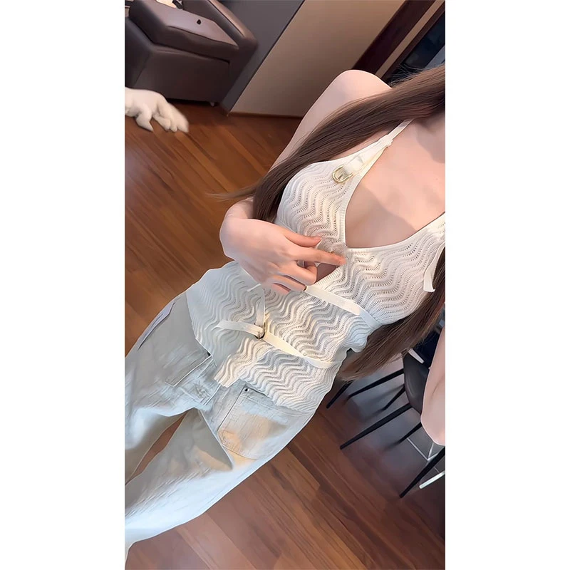 Summer 2025 Women's Knitted Neck Hanging Vest Metal Buckle High Waist Denim Pants Fashion Set Cotton Material Neck Hanging Vest
Summer 2025 Women's Knitted Neck Hanging Vest Metal Buckle High Waist Denim Pants Fashion Set Cotton Material Neck Hanging Vest