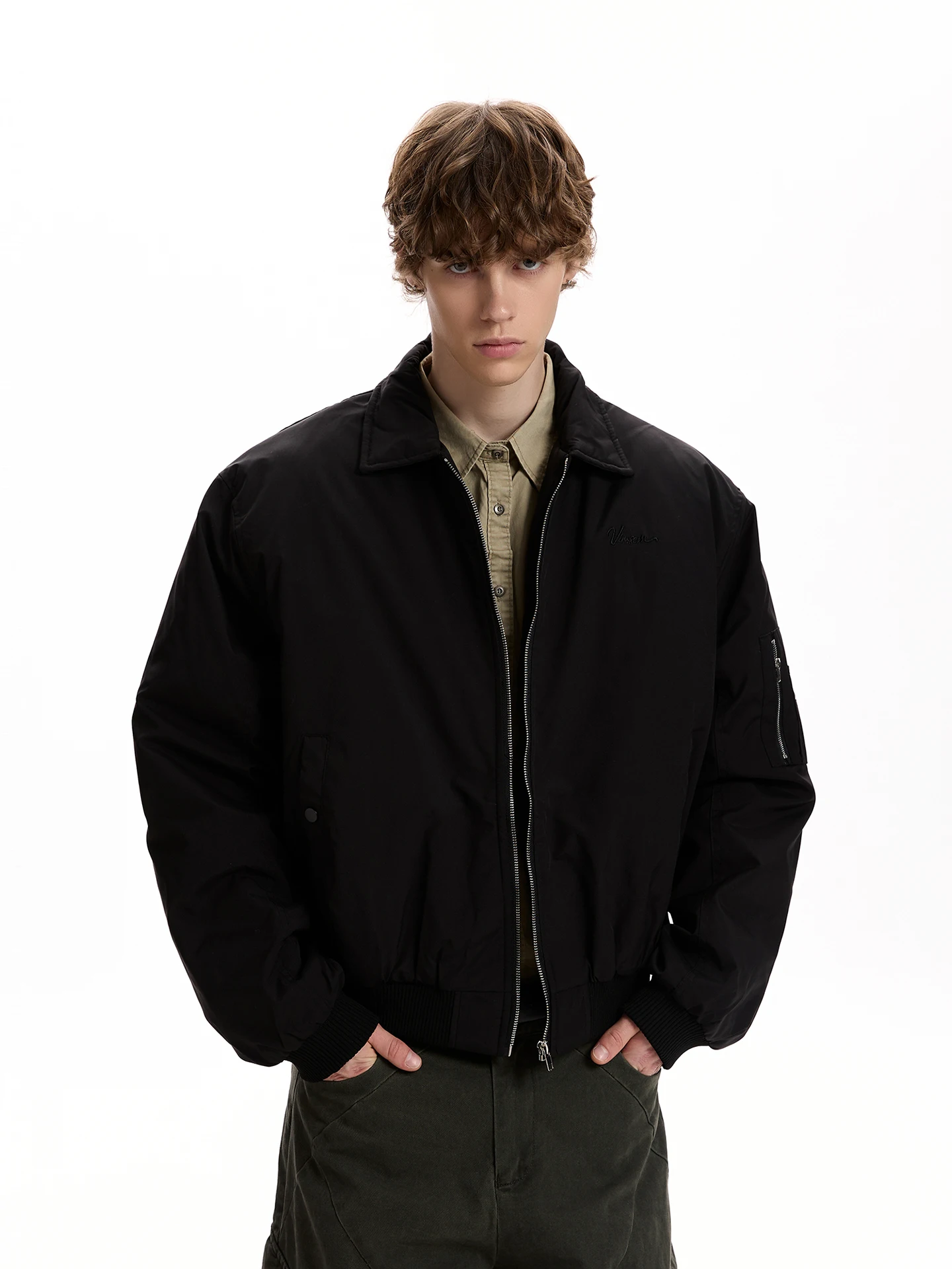 Американская куртка-бомбер в стиле ретро с воротником-стойкой, свободного кроя, с декоративной молнией, из полиэстера...
Американская куртка-бомбер в стиле ретро с воротником-стойкой, свободного кроя, с декоративной молнией, из полиэстера...