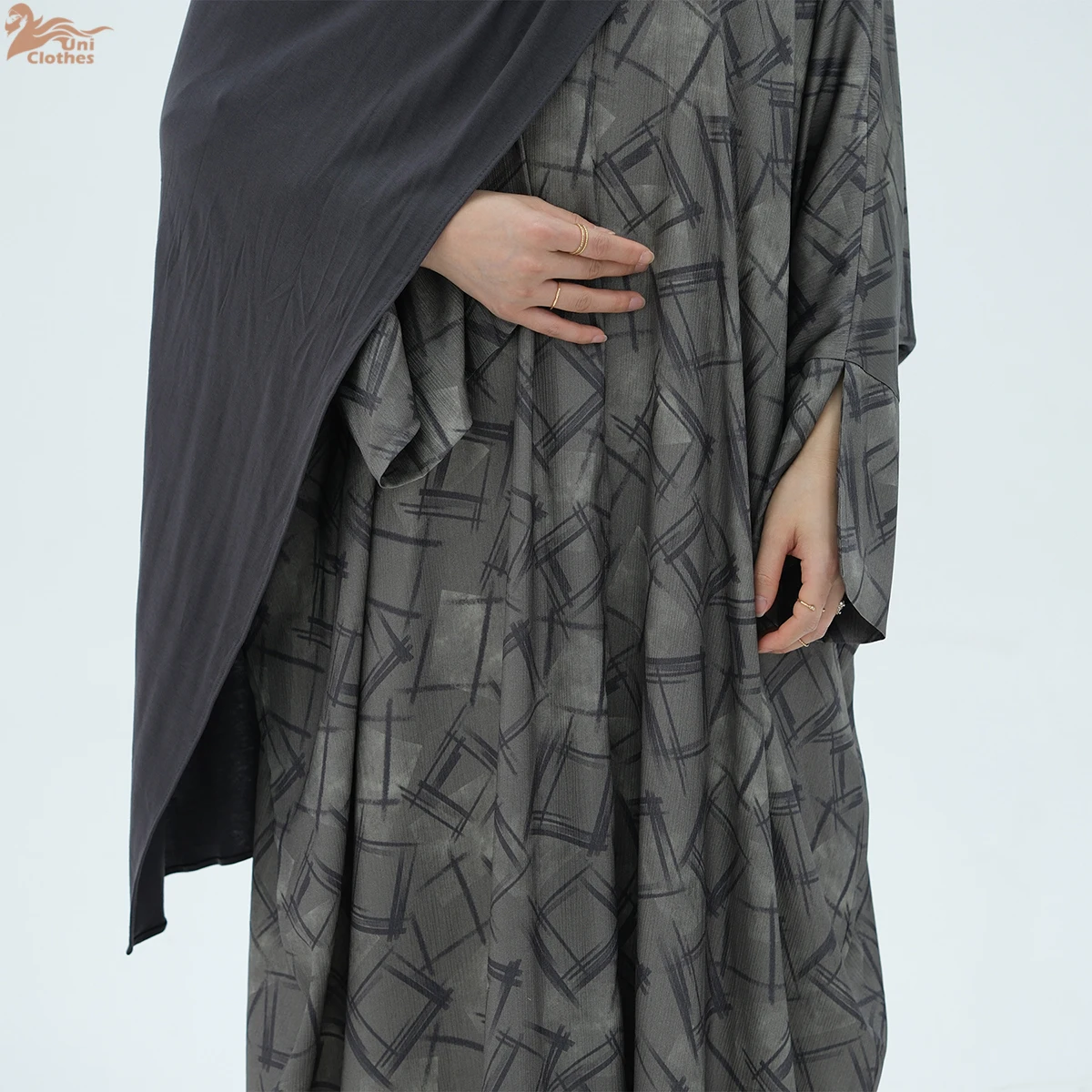 Новинка 2025 года, атласная исламская одежда с принтом, женские платья, скромная Абая, Дубай, женская одежда, открытая Абая спереди
Новинка 2025 года, атласная исламская одежда с принтом, женские платья, скромная Абая, Дубай, женская одежда, открытая Абая спереди