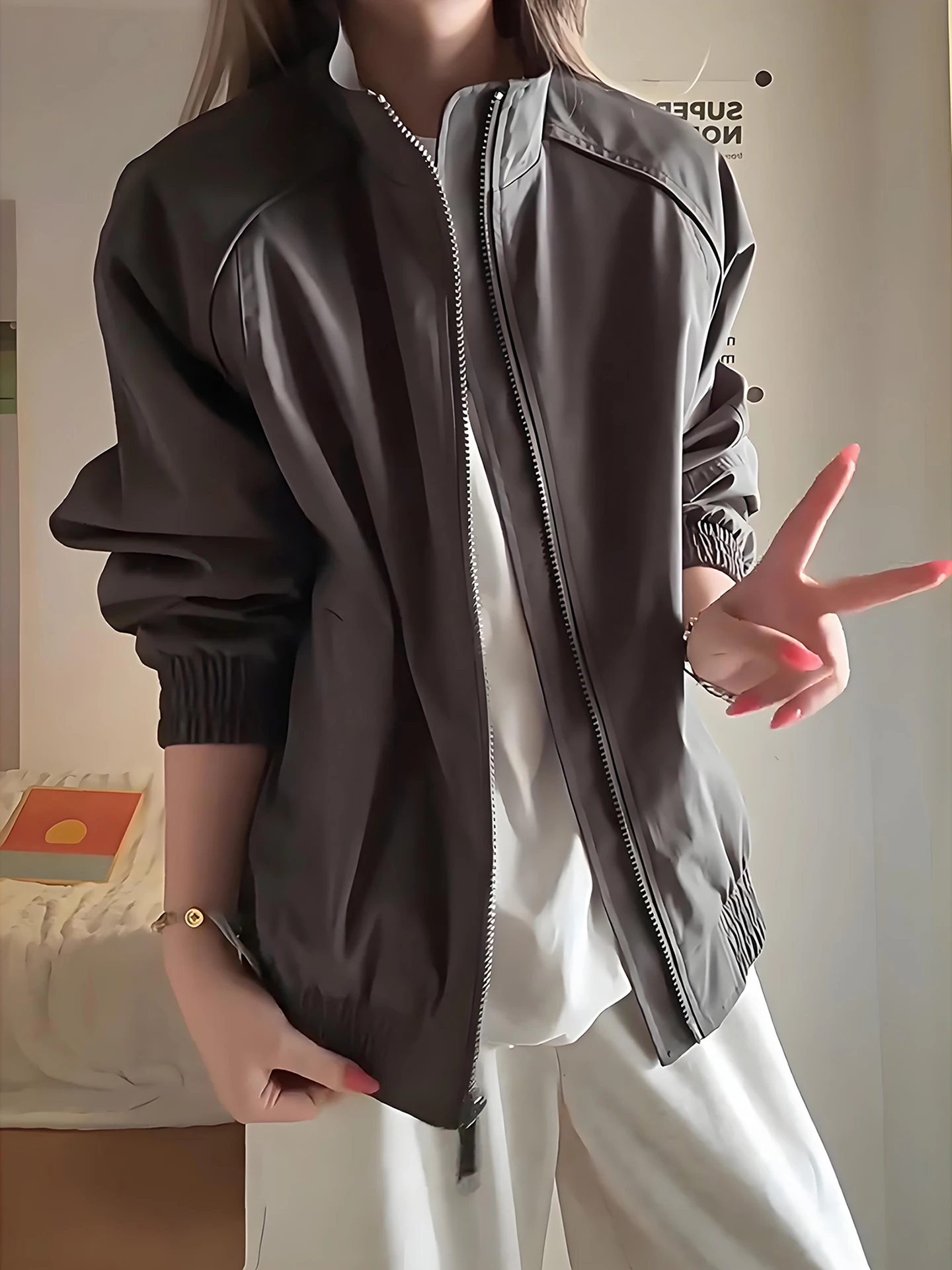 Мужская модная весенняя куртка-бомбер с воротником-стойкой, приталенного кроя, для работы, с регулярной шириной плеч, молодежная модель
Мужская модная весенняя куртка-бомбер с воротником-стойкой, приталенного кроя, для работы, с регулярной шириной плеч, молодежная модель