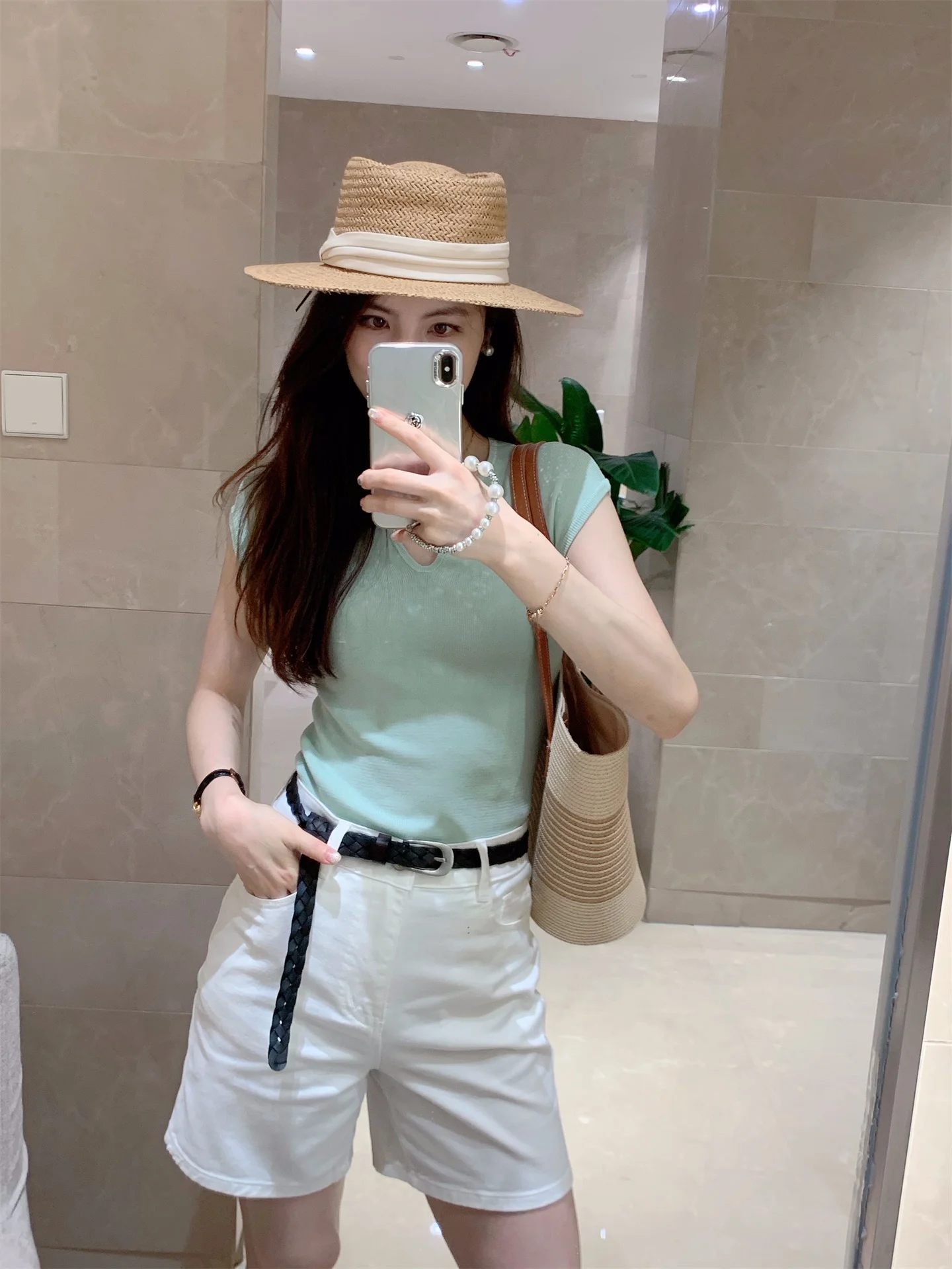 WENDY Summer New Classic Versatile Silk Straight Leg White Denim Shorts Women's Premium Fashion Casual High Waist Trousers
WENDY Summer New Classic Versatile Silk Straight Leg White Denim Shorts Women's Premium Fashion Casual High Waist Trousers