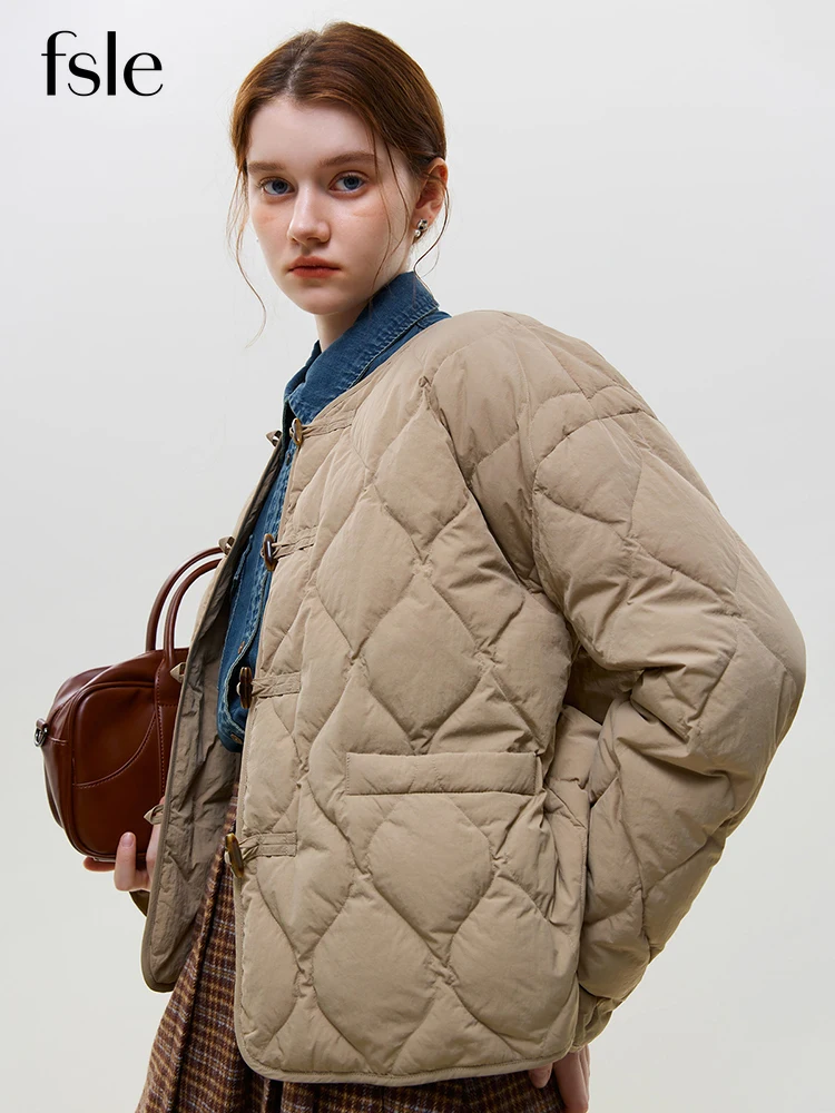 FSLE 80G Filling Capacity Buckle Design Light White Duck Down Jacket Winter Thin Short Women Khaki Black Down Coat Straight Coat
FSLE 80G Filling Capacity Buckle Design Light White Duck Down Jacket Winter Thin Short Women Khaki Black Down Coat Straight Coat