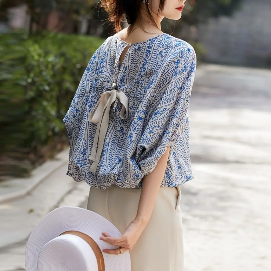 Bat Sleeves Printed Back Bow Chiffon Shirt for Women Summer New Casual Loose Slimming Temperament Tops Fashion Women Clothing
Bat Sleeves Printed Back Bow Chiffon Shirt for Women Summer New Casual Loose Slimming Temperament Tops Fashion Women Clothing